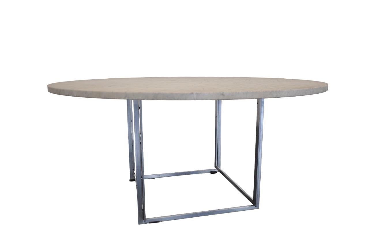 Table de salle à manger ronde conçue par Poul Kjaerholm, modèle PK54, produite par E. Kold Christensen (Danemark 1963). Plateau en marbre blanc veiné de gris, socle en acier chromé portant la marque du fabricant EKC. Anneau en bois d'érable composé