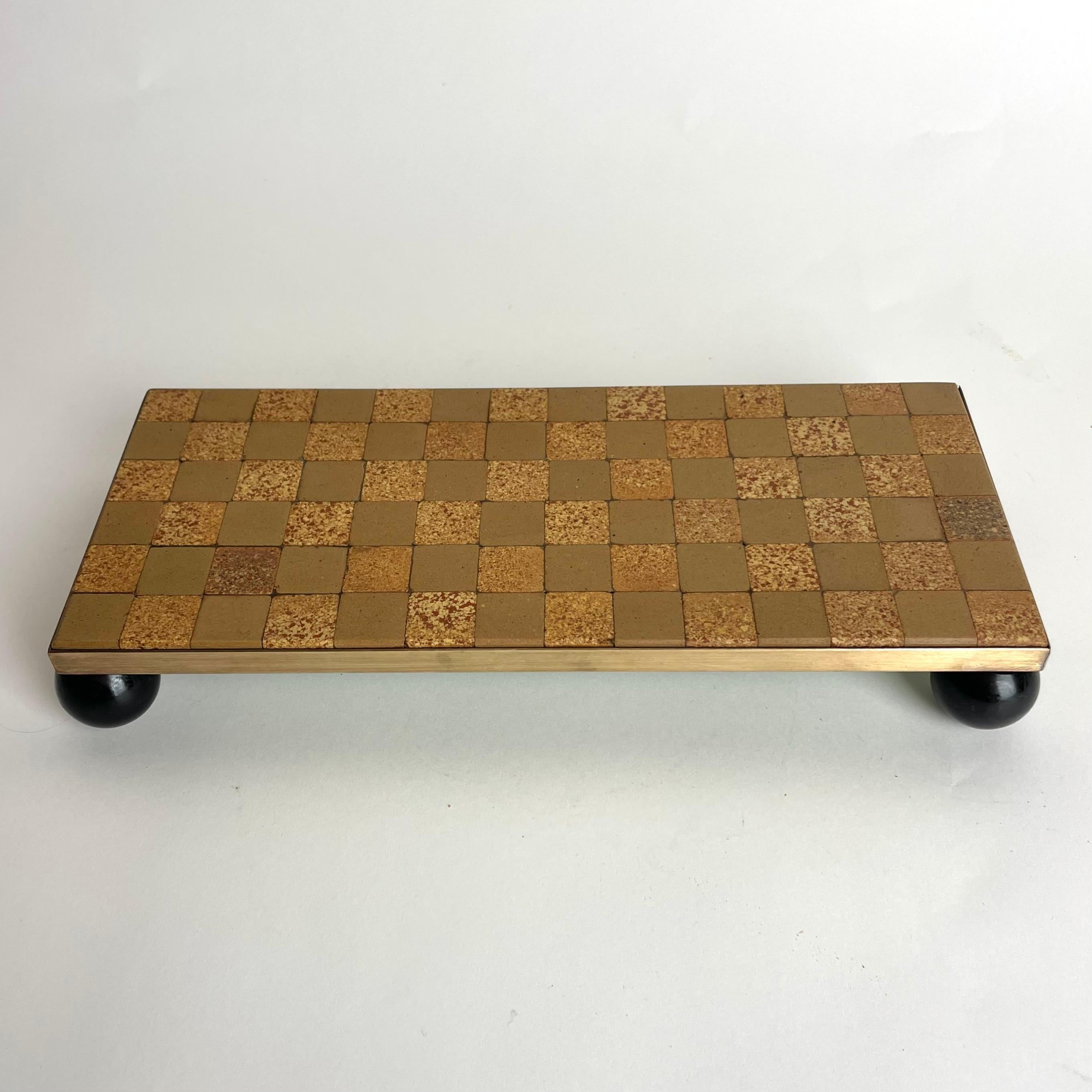 Pequeña y elegante Mesa Meseta Art Déco de latón, piedra, cerámica y baquelita, años 1930-1940. Precioso diseño en damero. Perfecto para aceite y vinagre o sal y pimienta.


Desgaste propio de la edad y el uso 