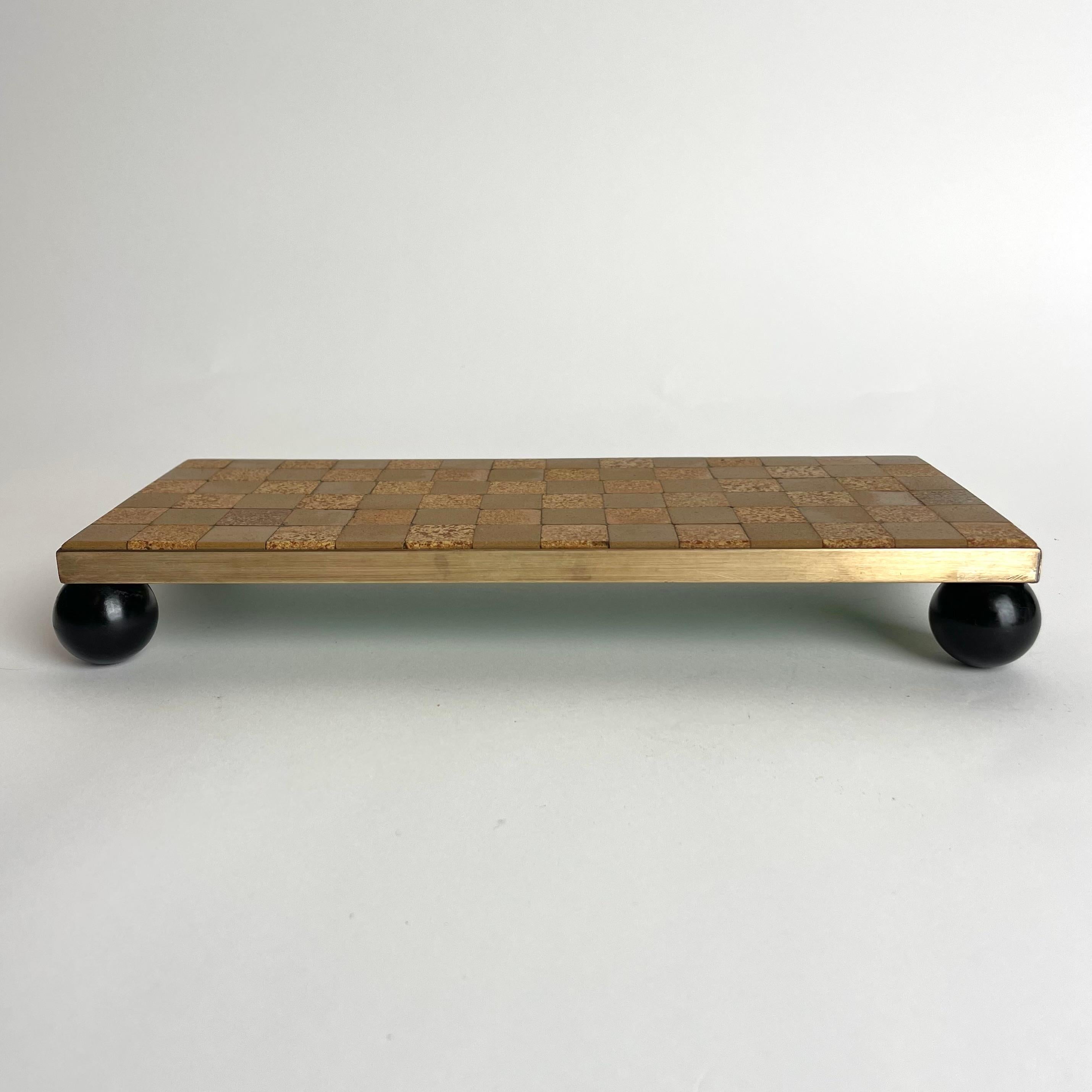 Meseta de mesa Art Déco en latón, piedra, cerámica y baquelita, años 1930-1940 Europeo en venta