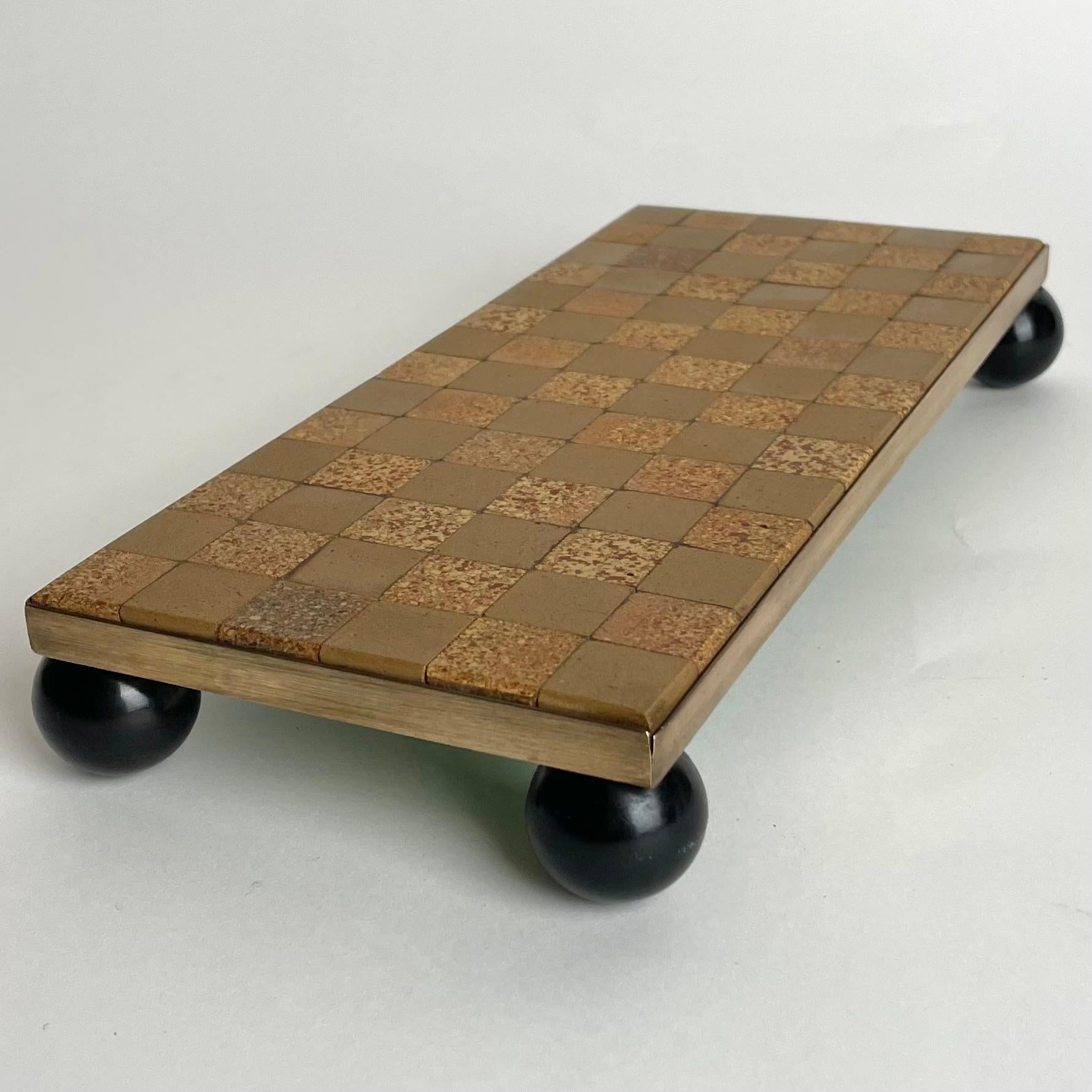 Meseta de mesa Art Déco en latón, piedra, cerámica y baquelita, años 1930-1940 en Bueno estado para la venta en Knivsta, SE