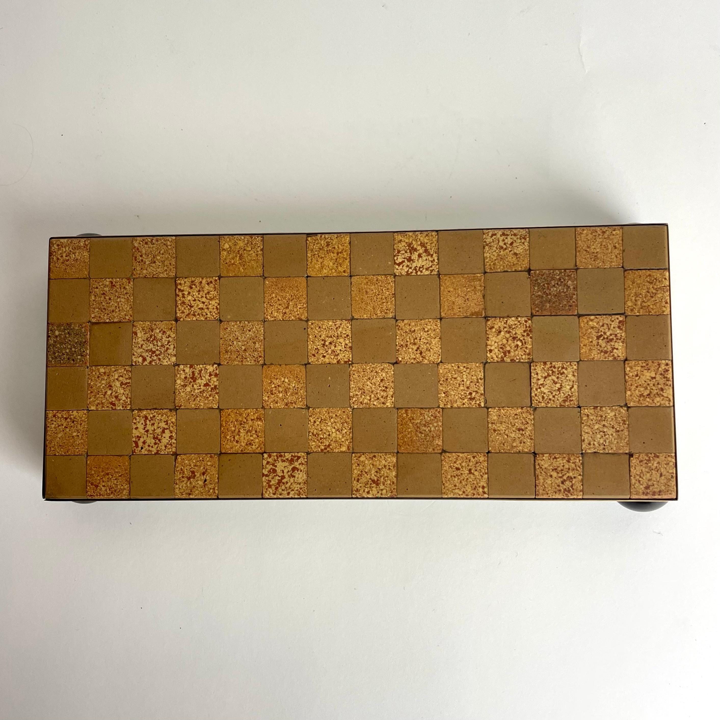 Meseta de mesa Art Déco en latón, piedra, cerámica y baquelita, años 1930-1940 mediados del siglo XX en venta