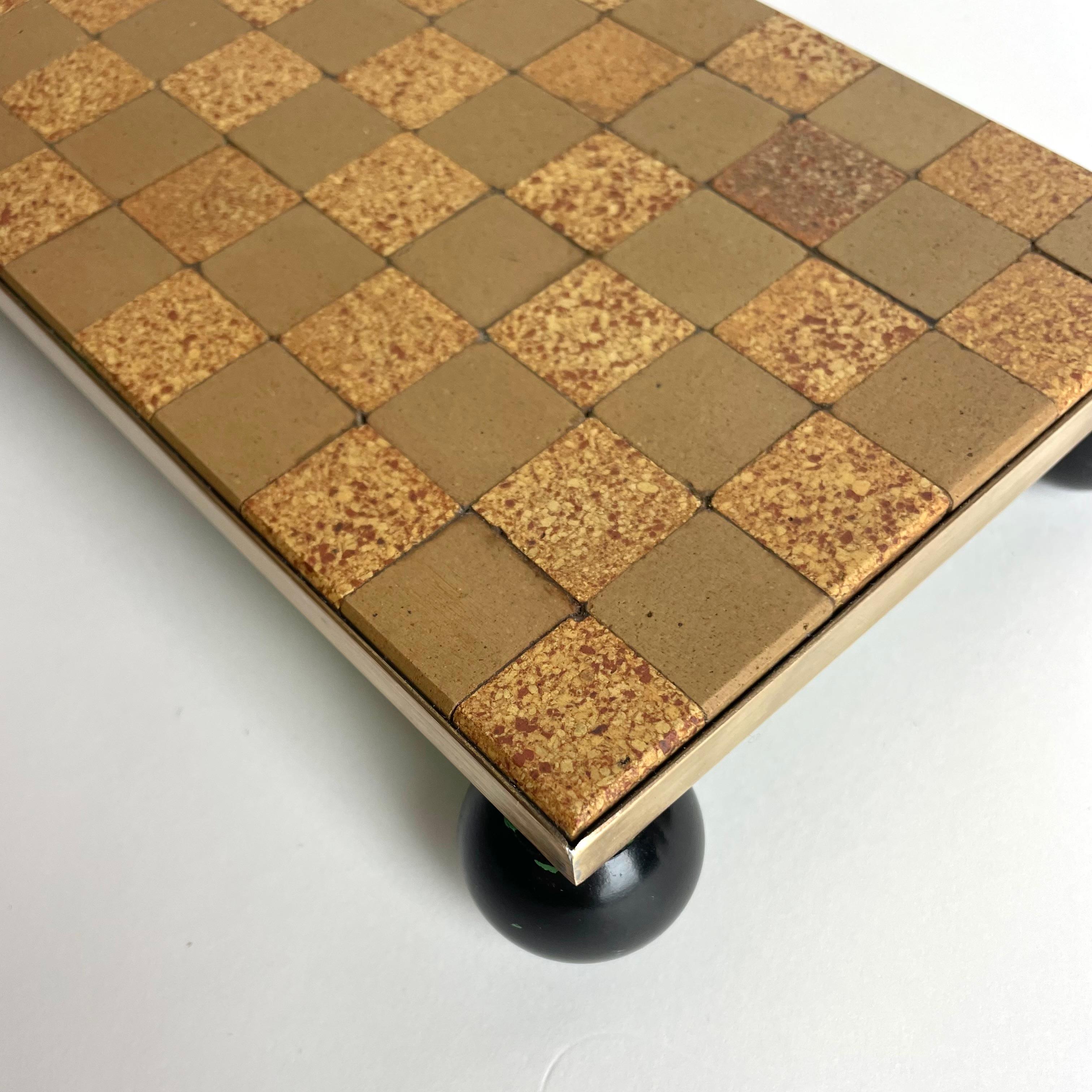Meseta de mesa Art Déco en latón, piedra, cerámica y baquelita, años 1930-1940 Latón en venta