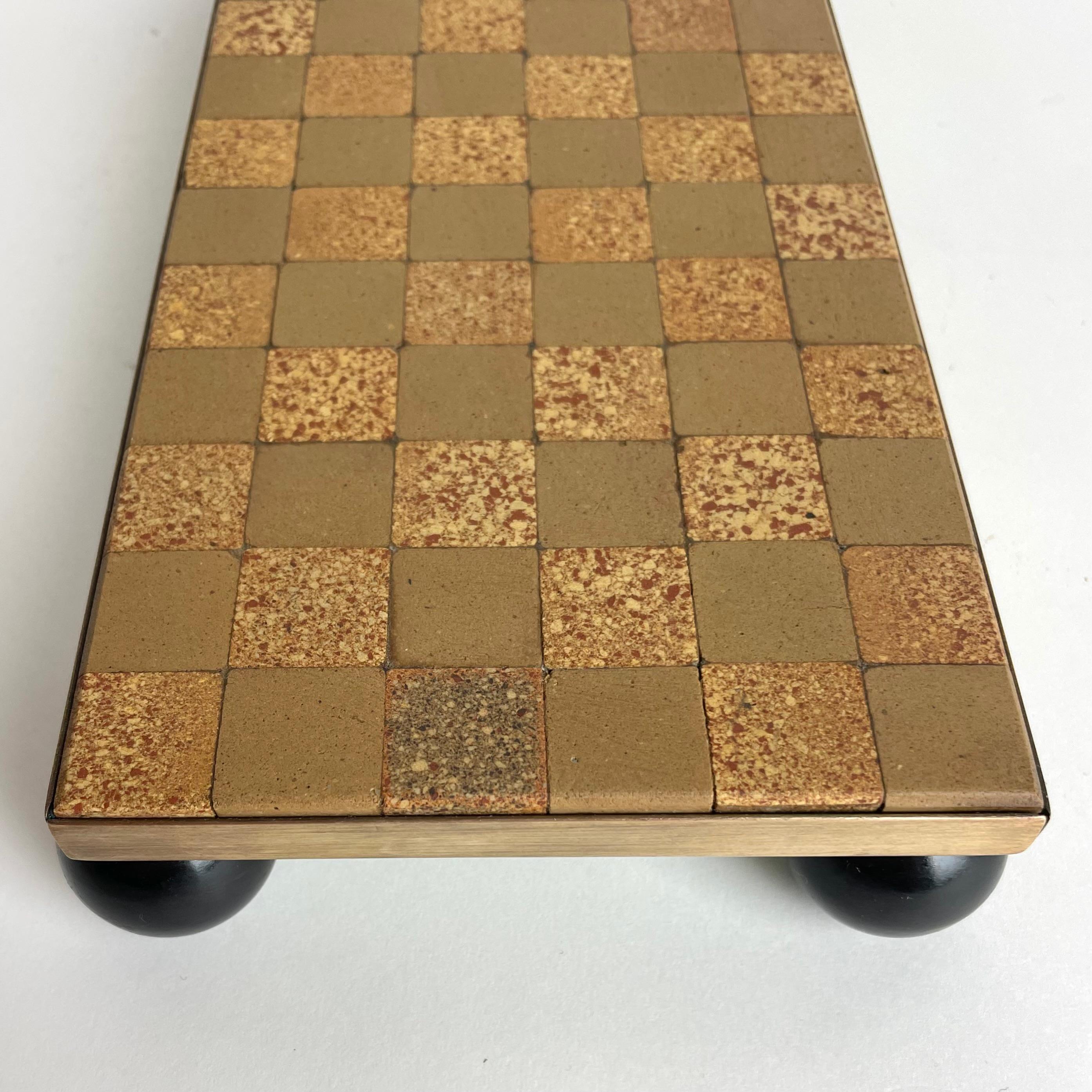 Meseta de mesa Art Déco en latón, piedra, cerámica y baquelita, años 1930-1940 en venta 1