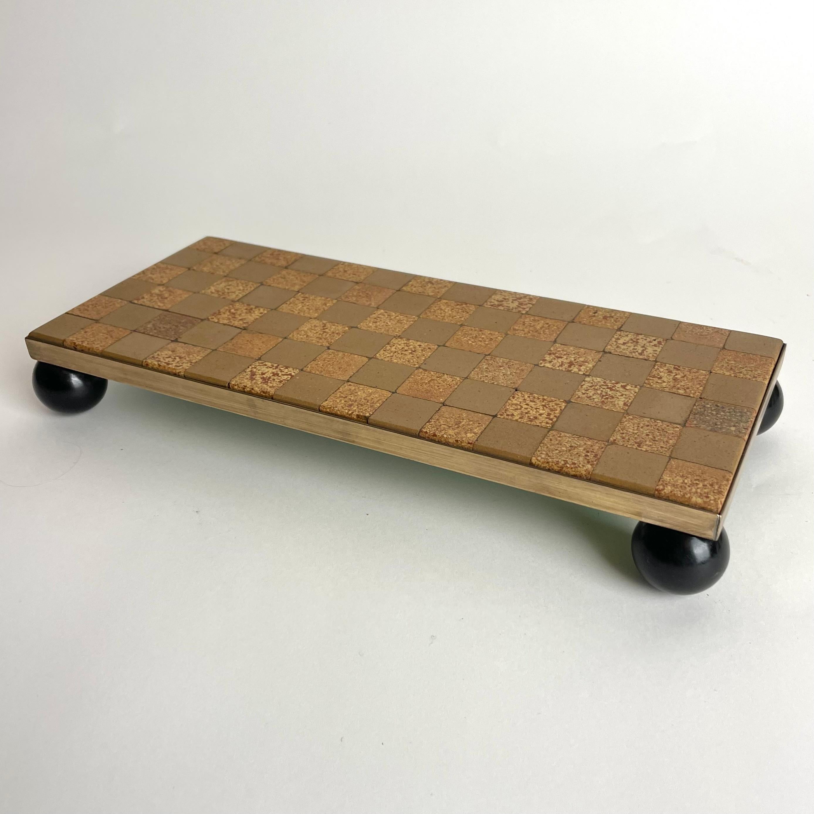 Meseta de mesa Art Déco en latón, piedra, cerámica y baquelita, años 1930-1940 en venta 2