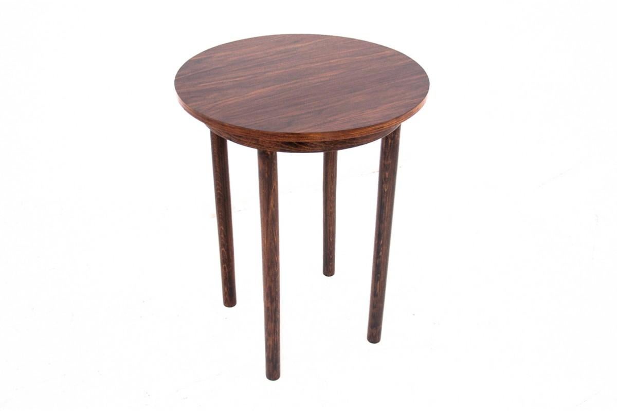 Table, Poland, 1960s

Very good condition, after professional renovation.

Wood: walnut

dimensions height 77 cm dia. 60 cm.