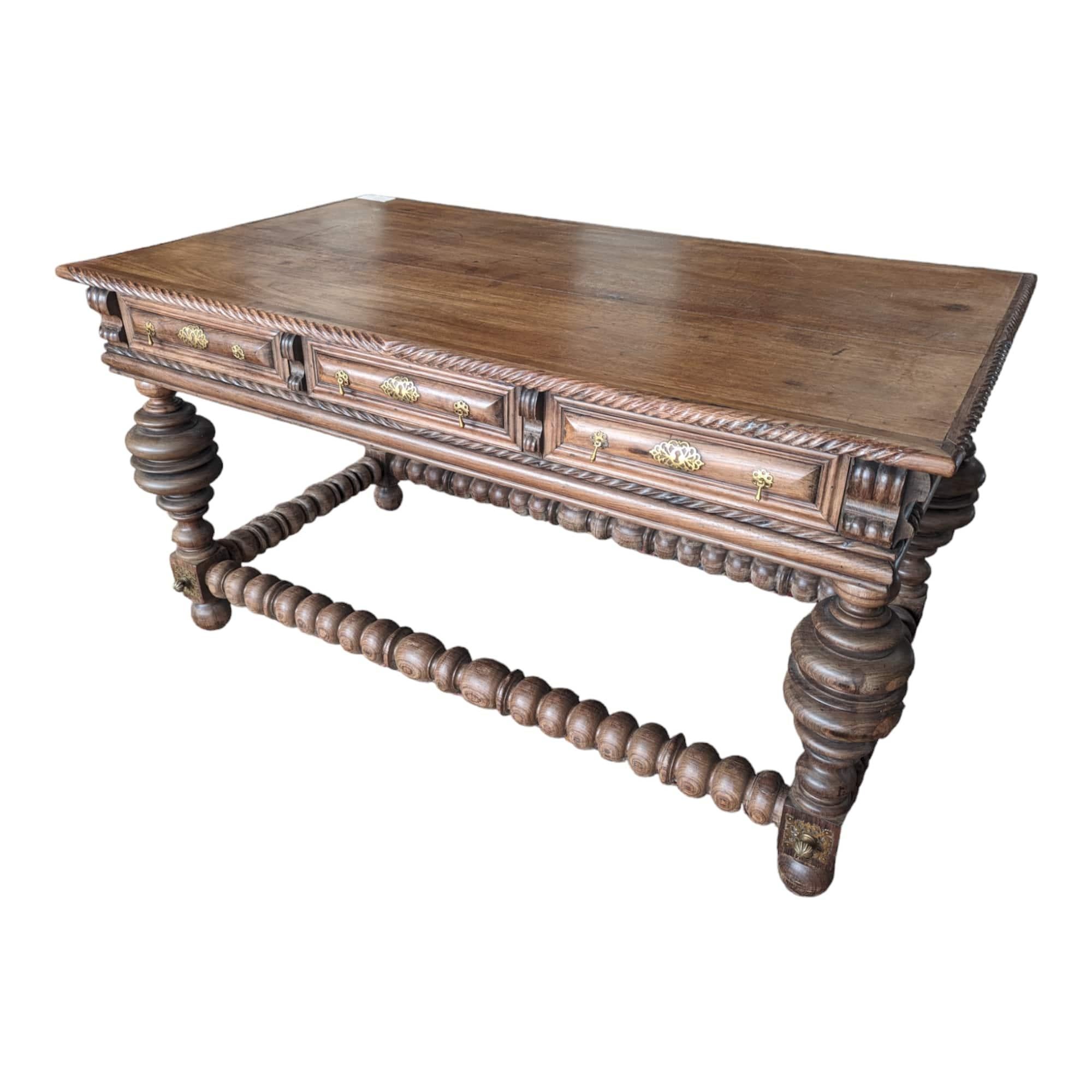 From Portugal. Immerse yourself in the opulence and charm of the Portuguese Baroque style with this remarkable table, dating from the 19th century. This exquisite piece is the result of a harmonious marriage of antique pieces, made with rosewood, a