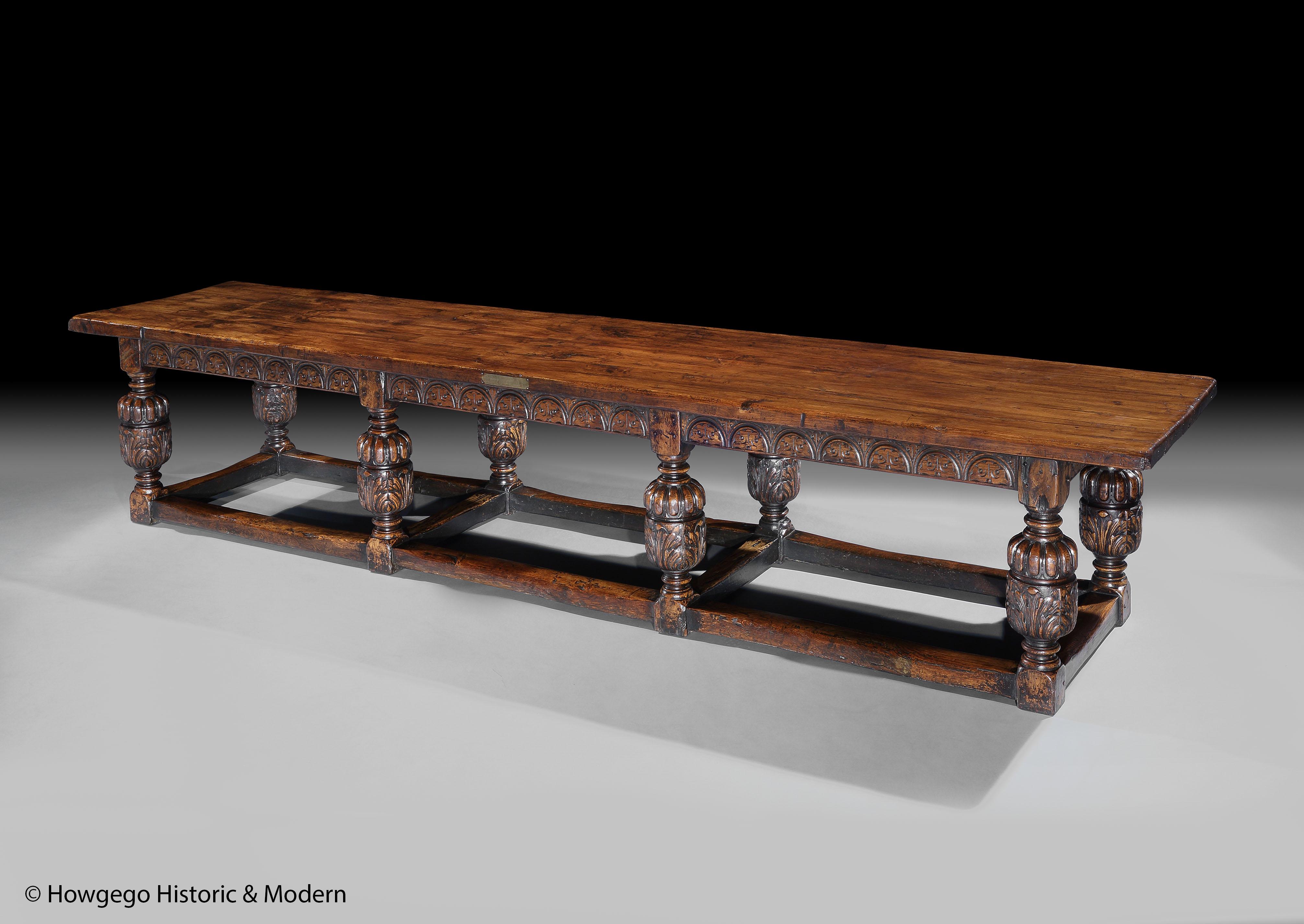Une table de réfectoire massive de 18 à 20 places, à huit pieds bulbeux, en chêne, de style néo-élisabéthain, mesure : 4.3m/169.30