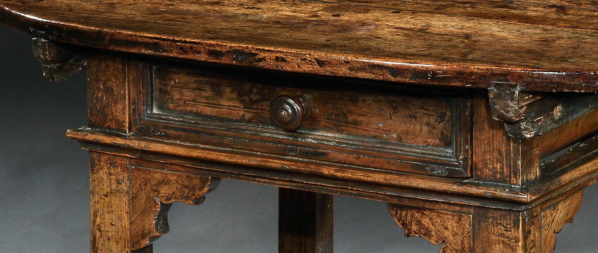 Menuiserie Table centrale de bureau ou de rangement Tavolino en noyer toscan baroque italien en vente