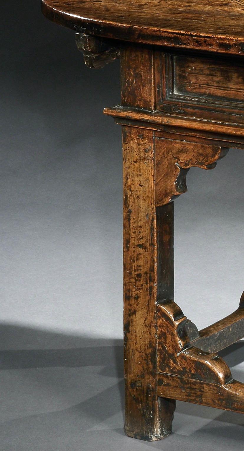 17ème siècle Table centrale de bureau ou de rangement Tavolino en noyer toscan baroque italien en vente