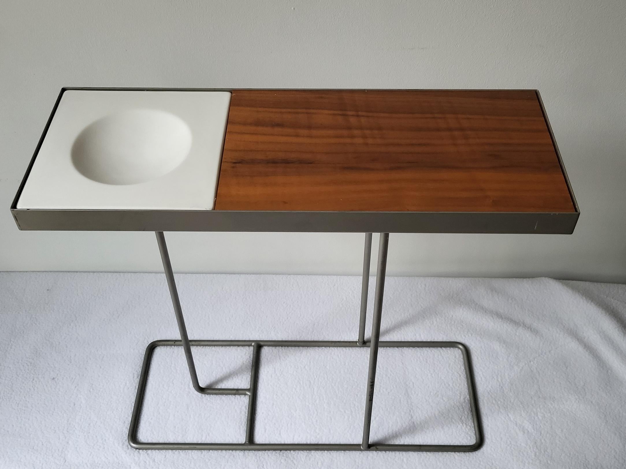 Moderne Table Robin Day par Habitat plateau en porcelaine blanche et bois design en vente