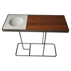 Mesa Robin Day par Habitat plateau en porcelaine blanche et bois Design