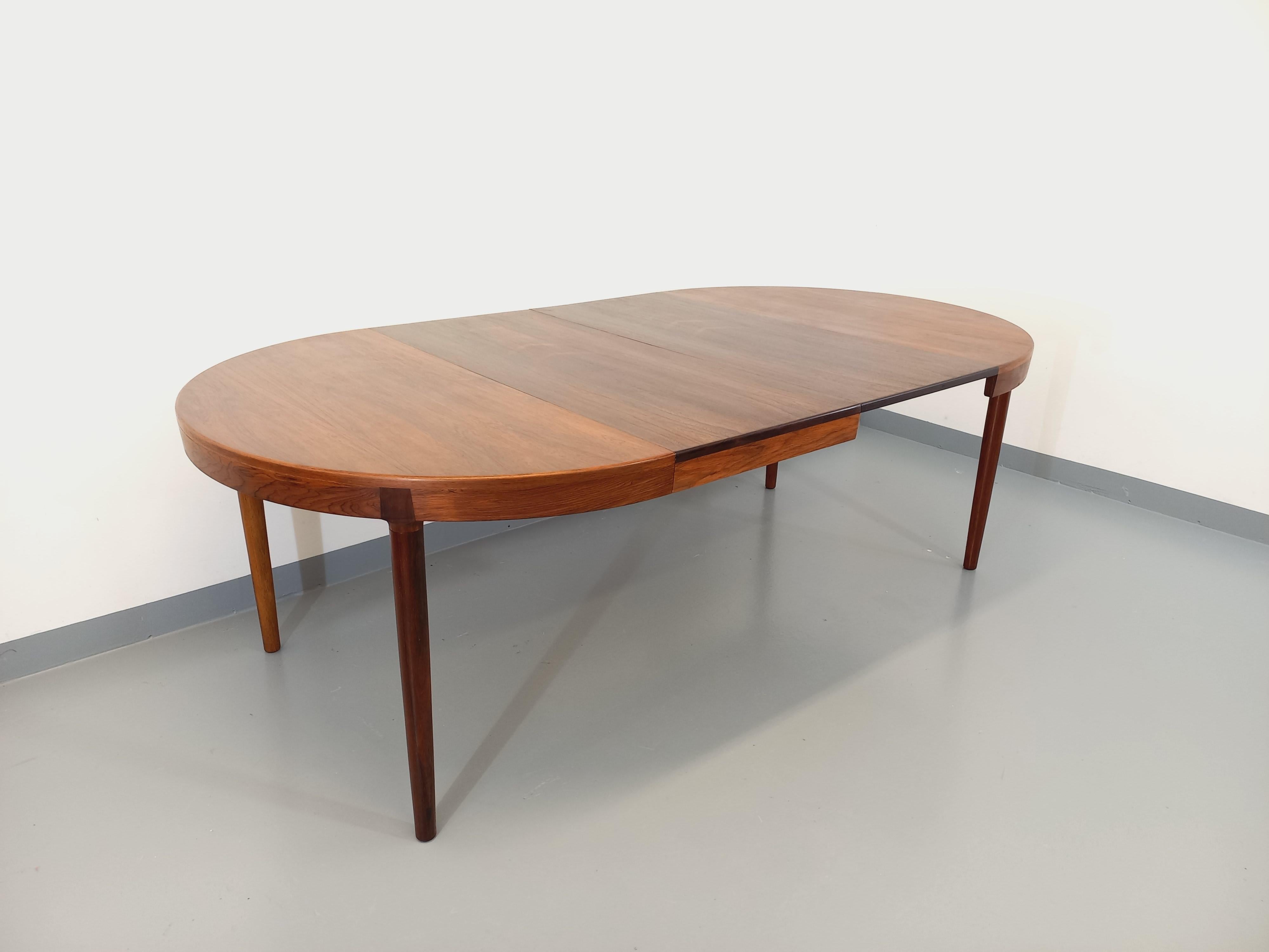 Table ronde scandinave vintage des années 60, du designer Harry Ostergaard pour le fabricant danois Randers Mobelfabrik, en palissandre, avec deux rallonges centrales, pieds compas. Très jolie également en position ovale avec 1 ou 2 rallonges, très