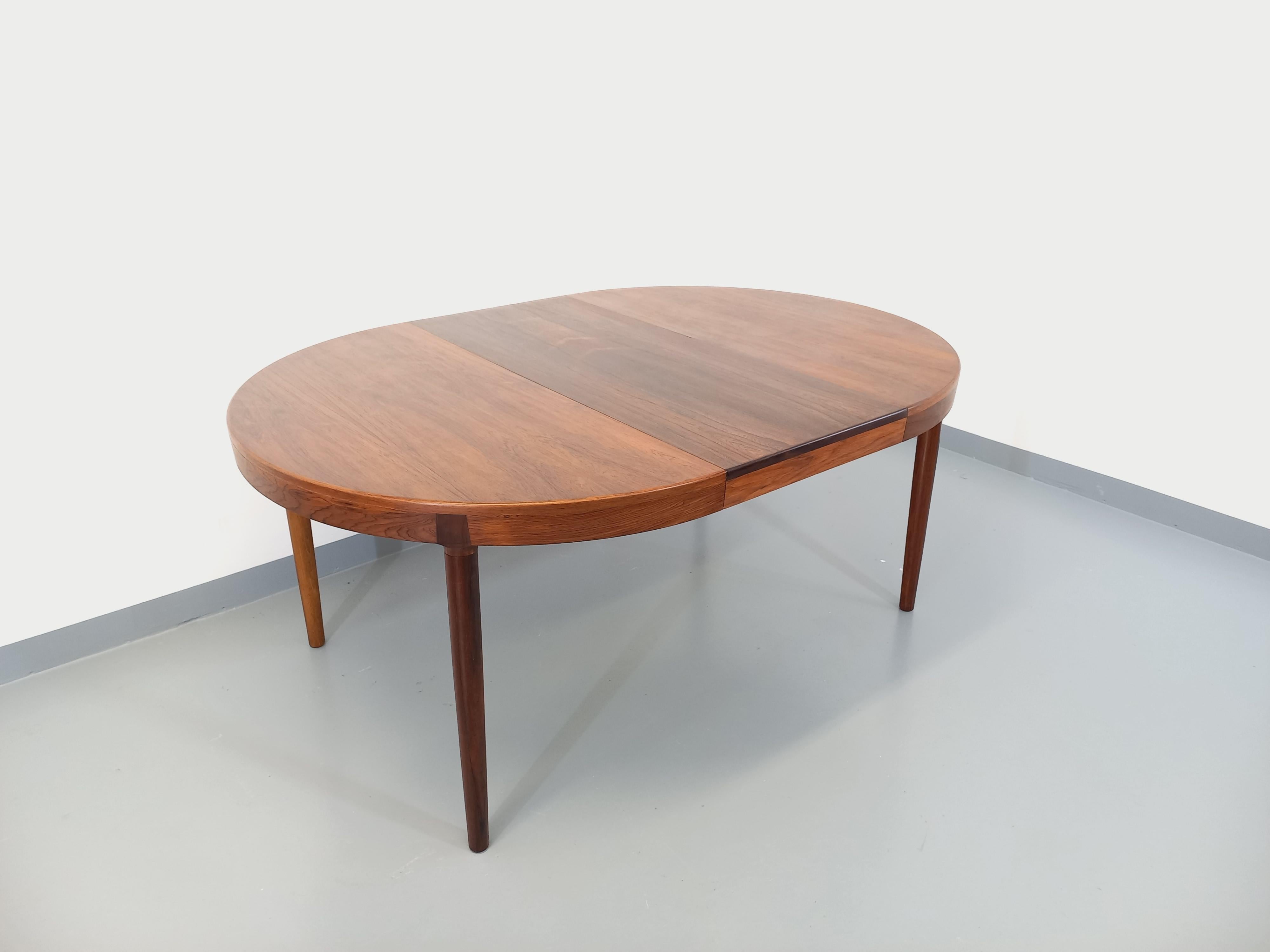 Scandinave moderne Table ronde danoise vintage des années 60 palissandre Harry Ostergaard en vente