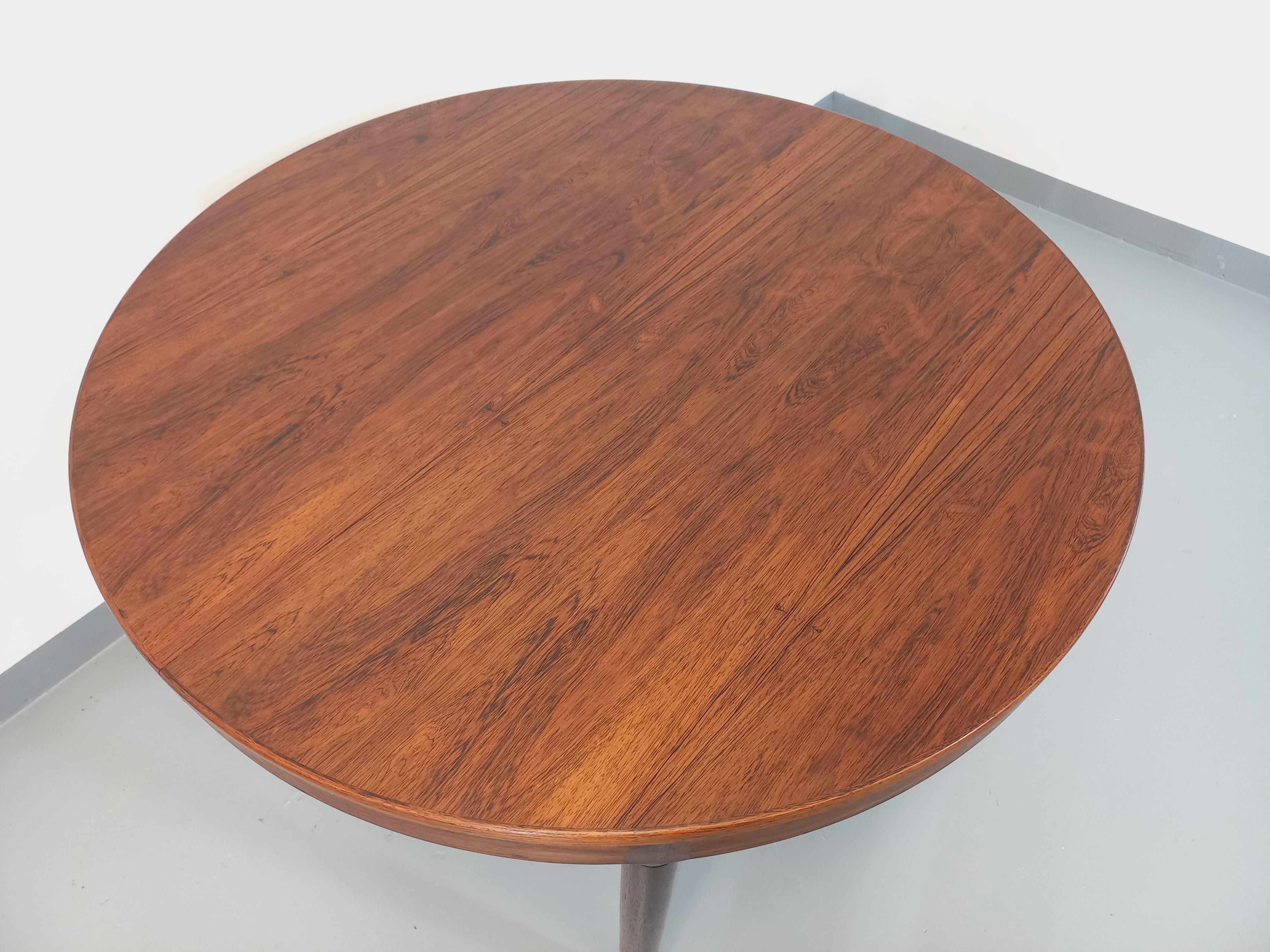 Milieu du XXe siècle Table ronde danoise vintage des années 60 palissandre Harry Ostergaard en vente