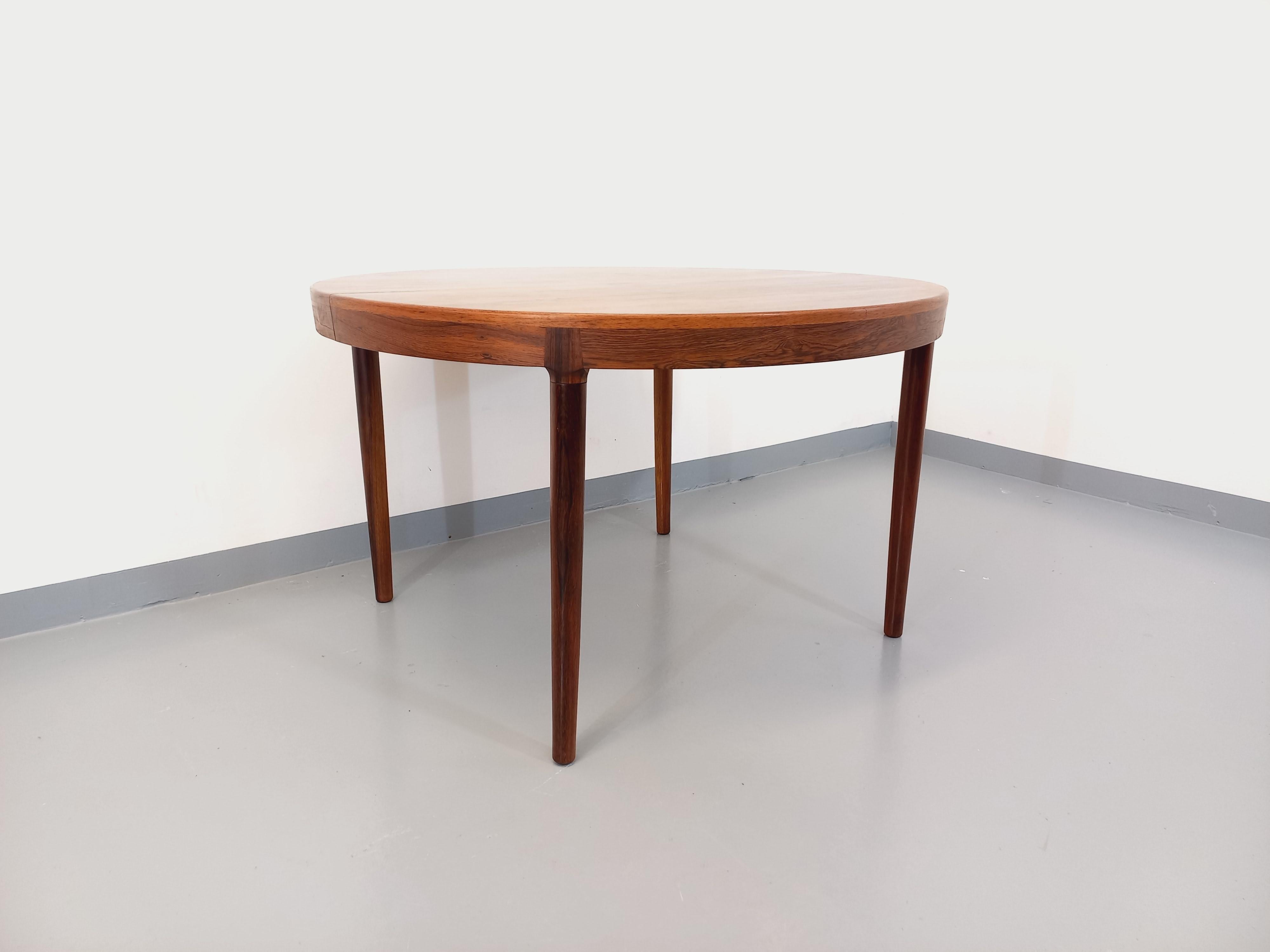 Table ronde danoise vintage des années 60 palissandre Harry Ostergaard en vente 1
