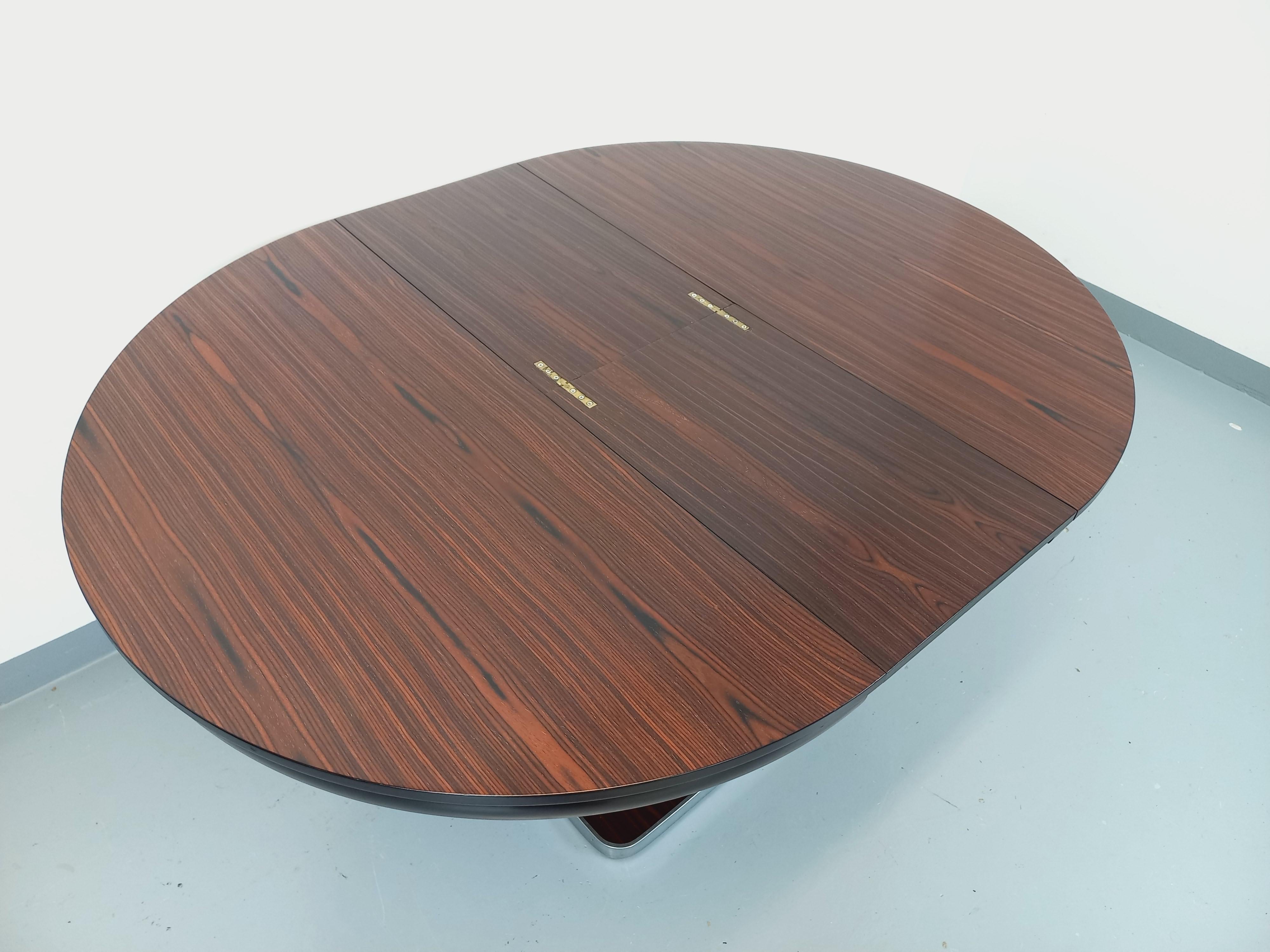 Tavolo da pranzo vintage degli anni '70, stile Space Age o Diner americano, piano d'appoggio in bois d'ébène de Macassar, piedistallo centrale in ébène e métal chromé, 1 rallonge centrale integrata in un cassettone, ottimo stato generale con alcune