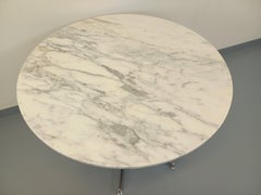 Table ronde de repas vintage en marbre blanc et métal chromé des années 70