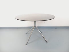 Table ronde de repas vintage en plexiglas type verre fumé et métal chromé