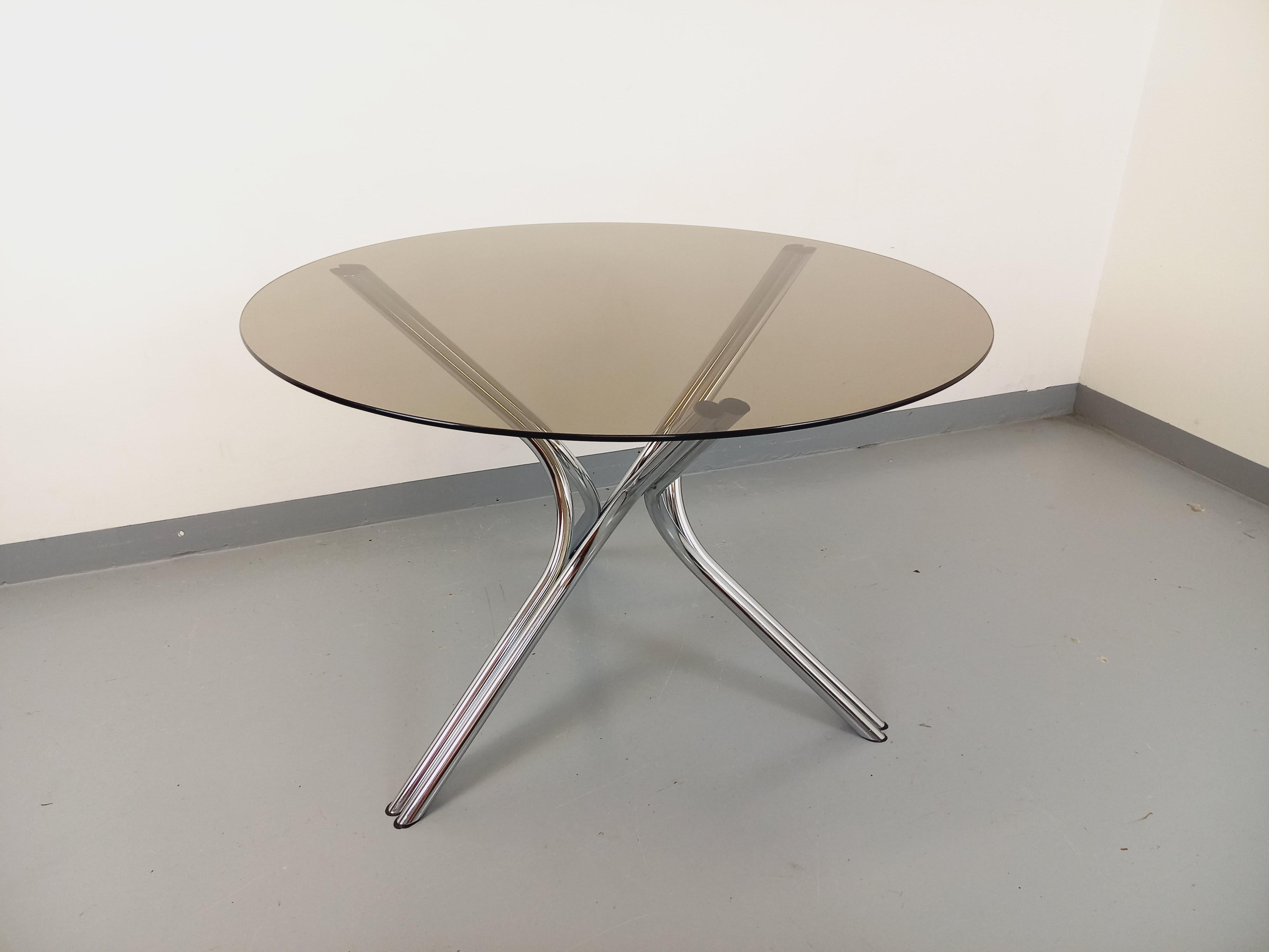 Français Table ronde de repas vintage en verre fumé et métal chromé style A Space des a