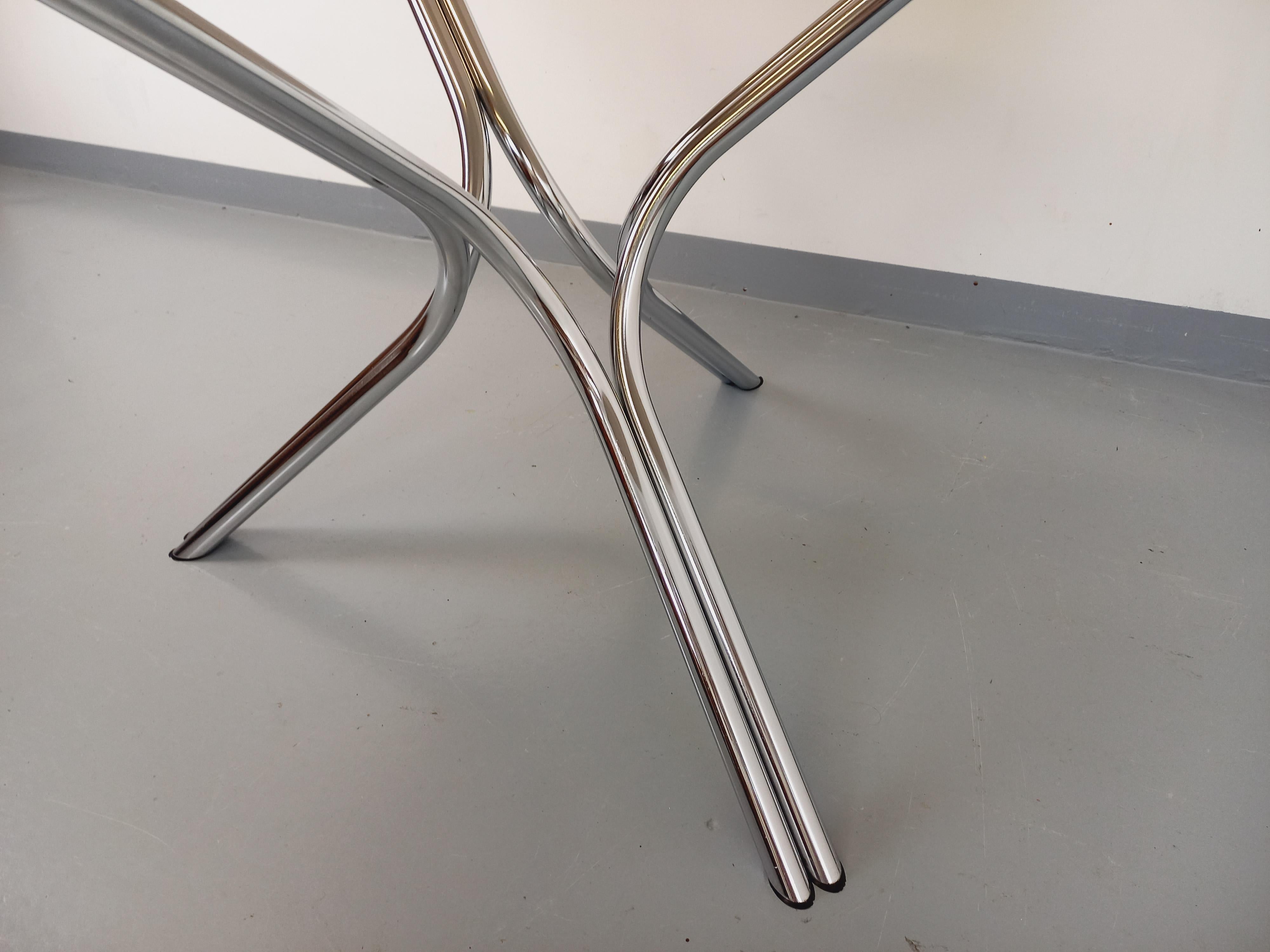 Table ronde de repas vintage en verre fumé et métal chromé style A Space des a 1