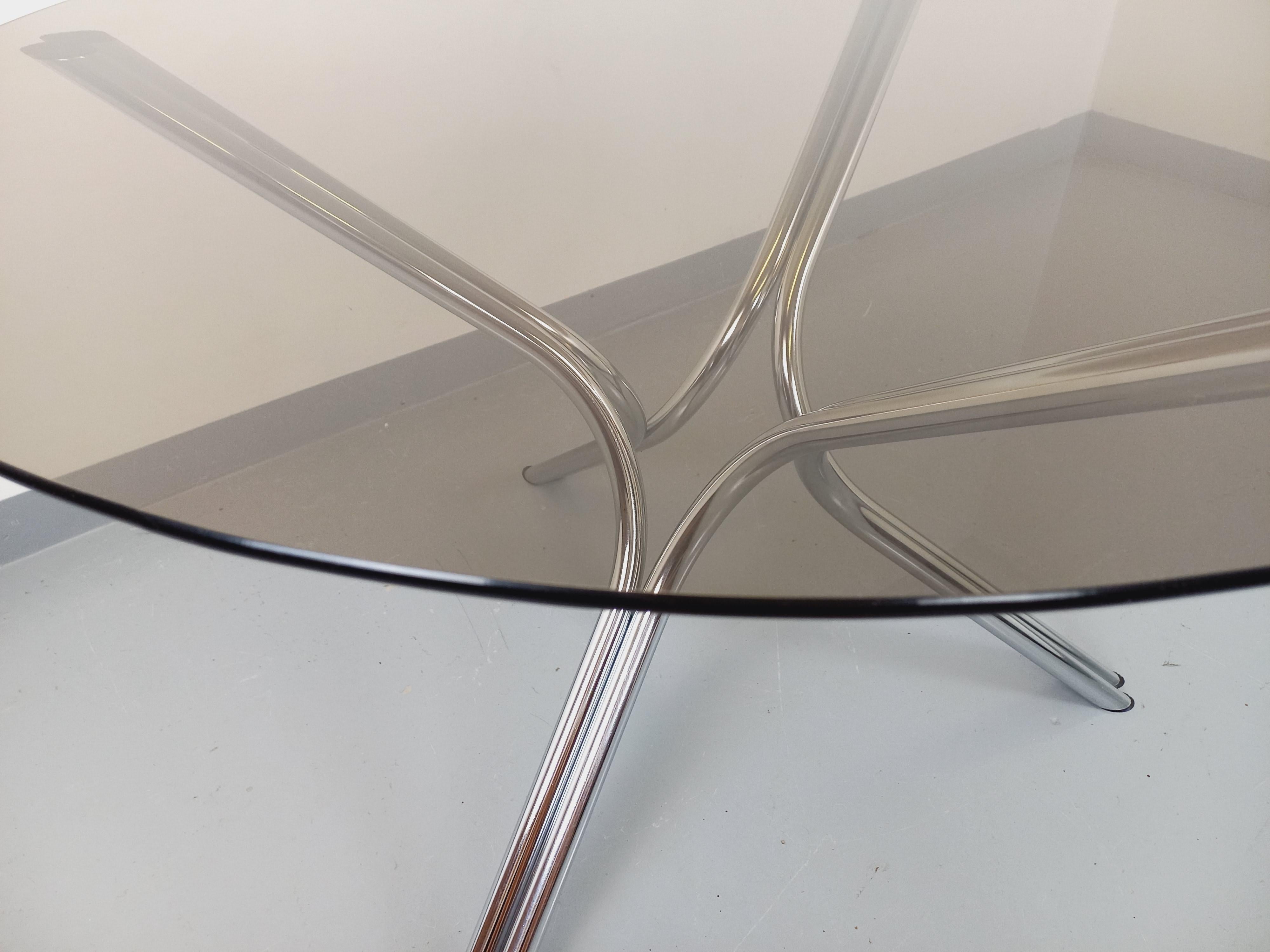 Table ronde de repas vintage en verre fumé et métal chromé style A Space des a 2