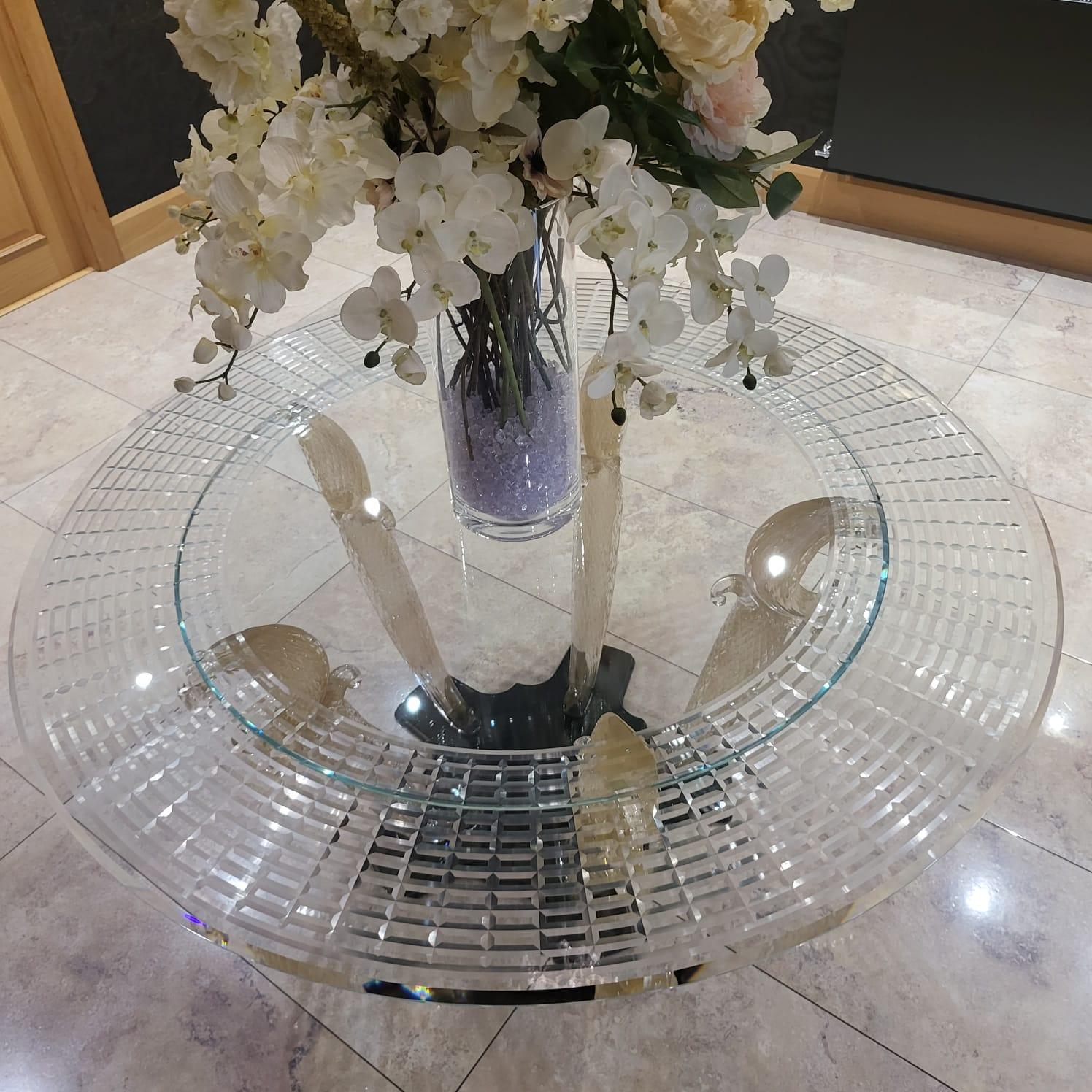 La table à manger Casanova 72 du fabricant italien Reflex Angelo. Le modèle, dans le style du glamour qui ornera la salle à manger ou le salon. Le dessus rond est en verre extra-clair de 15 mm d’épaisseur avec des bords biseautés et décoré de