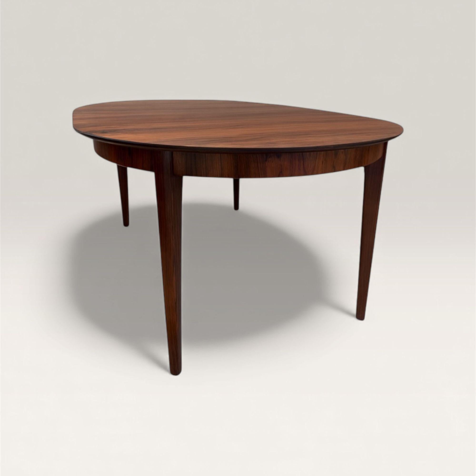 Table ronde palissandre par Henning Kjaernulf (Moderne der Mitte des Jahrhunderts) im Angebot