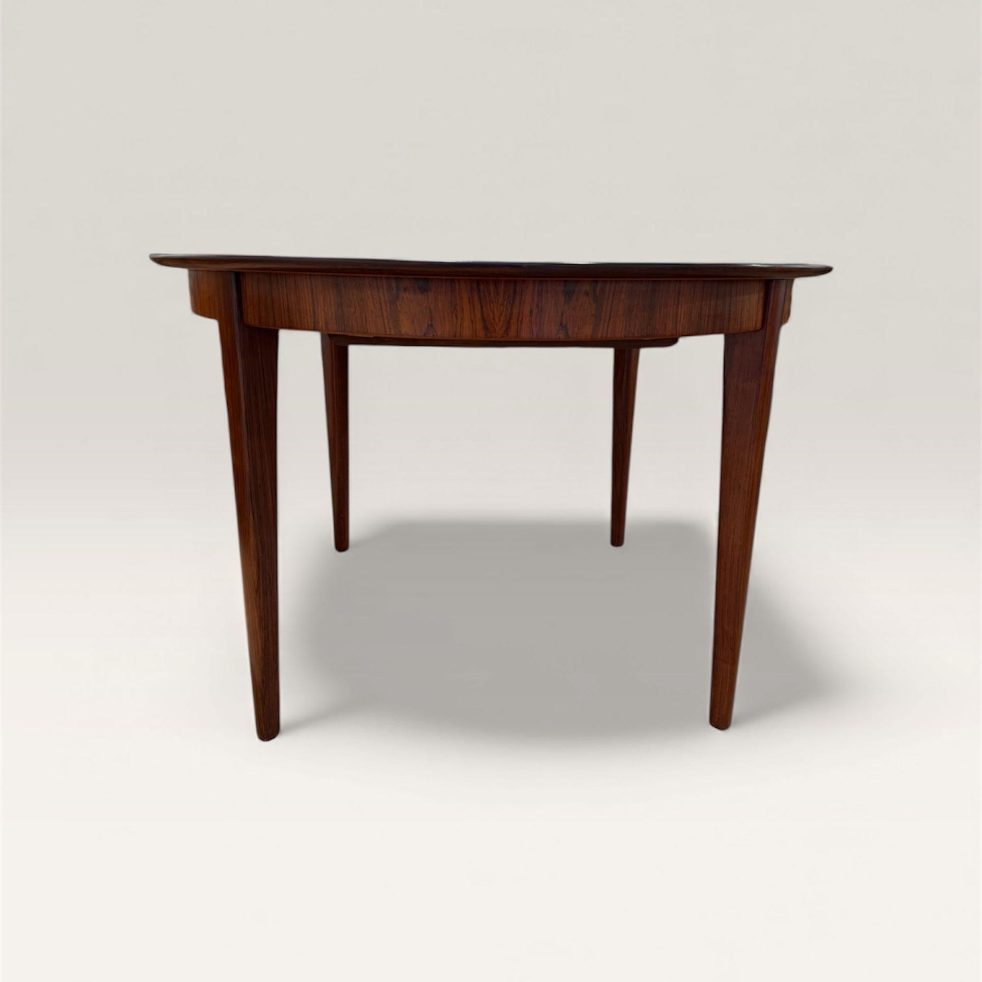 Table ronde palissandre par Henning Kjaernulf (Holzarbeit) im Angebot