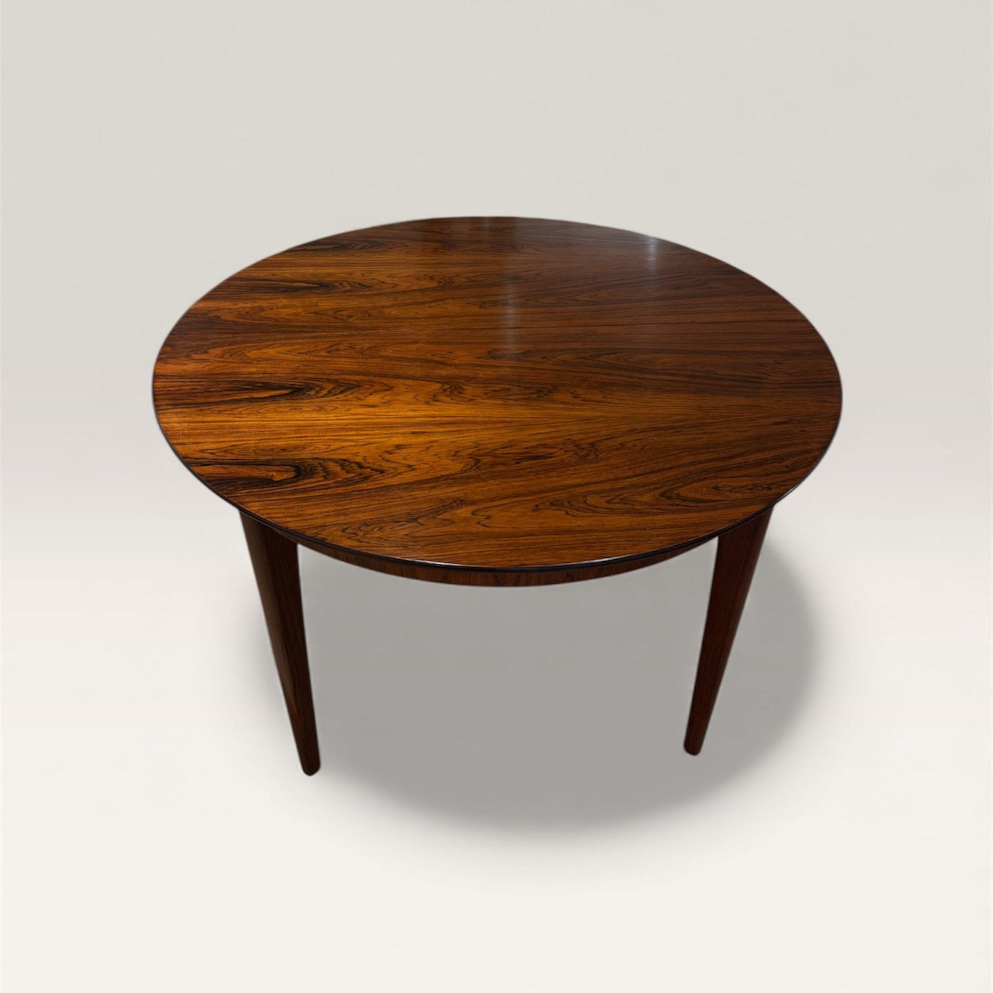 Table ronde palissandre par Henning Kjaernulf im Zustand „Gut“ im Angebot in PARIS, FR