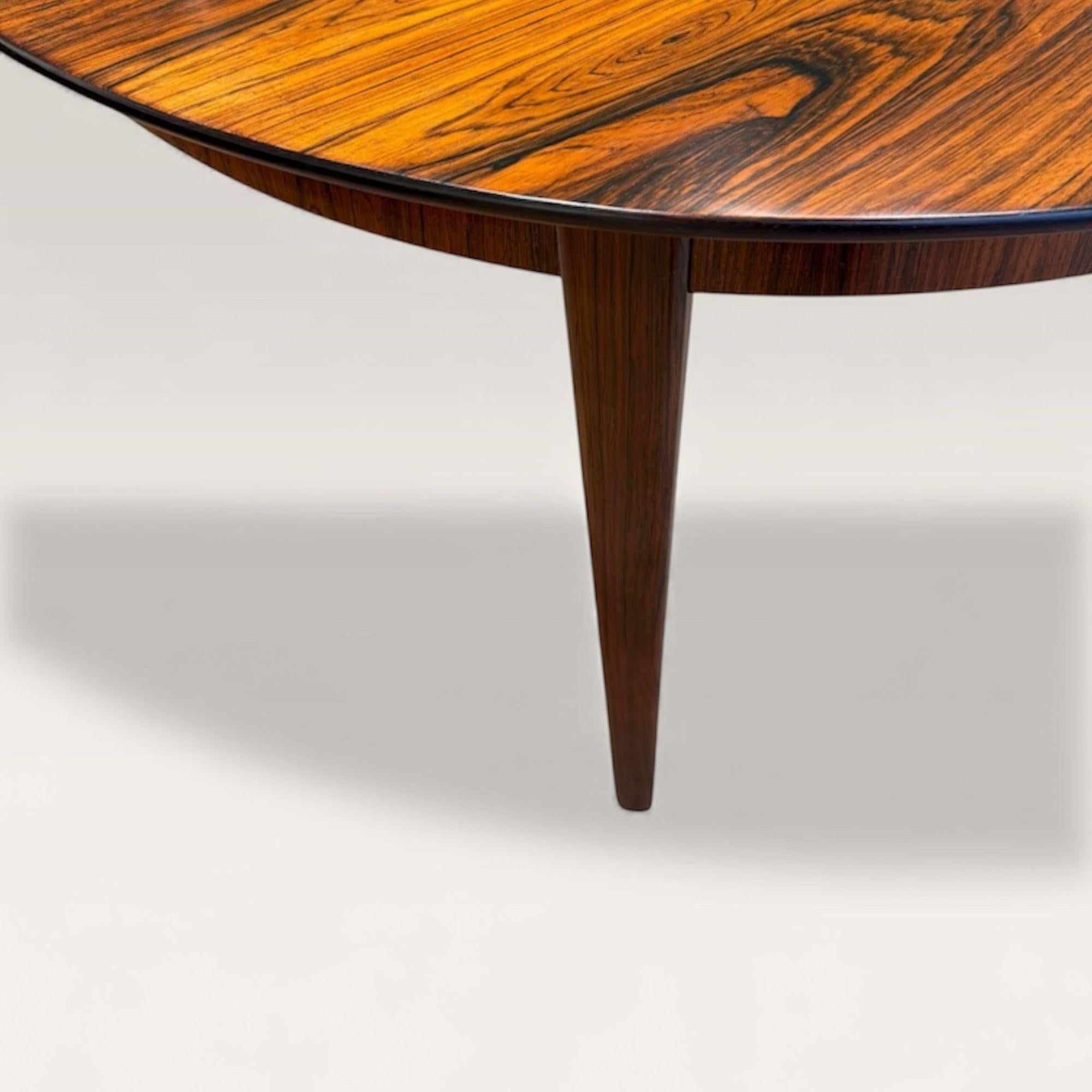 Table ronde palissandre par Henning Kjaernulf (Mitte des 20. Jahrhunderts) im Angebot