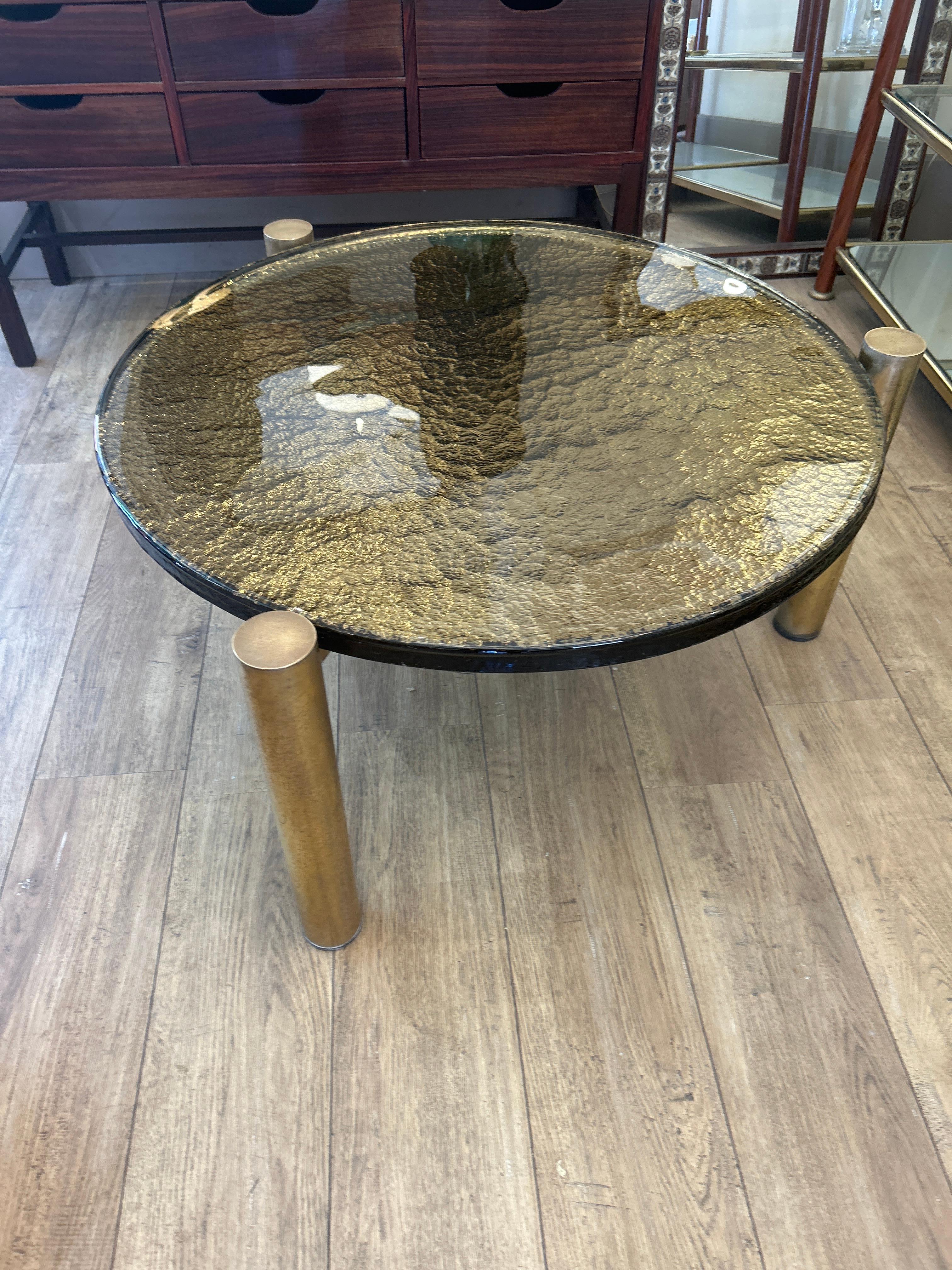 This coffee table combines luxurious aesthetics with an artistic touch. Its polished top and gold metal details give it a precious, almost jewel-like appearance. It fits perfectly into a sophisticated interior, a chic contemporary living room, or a