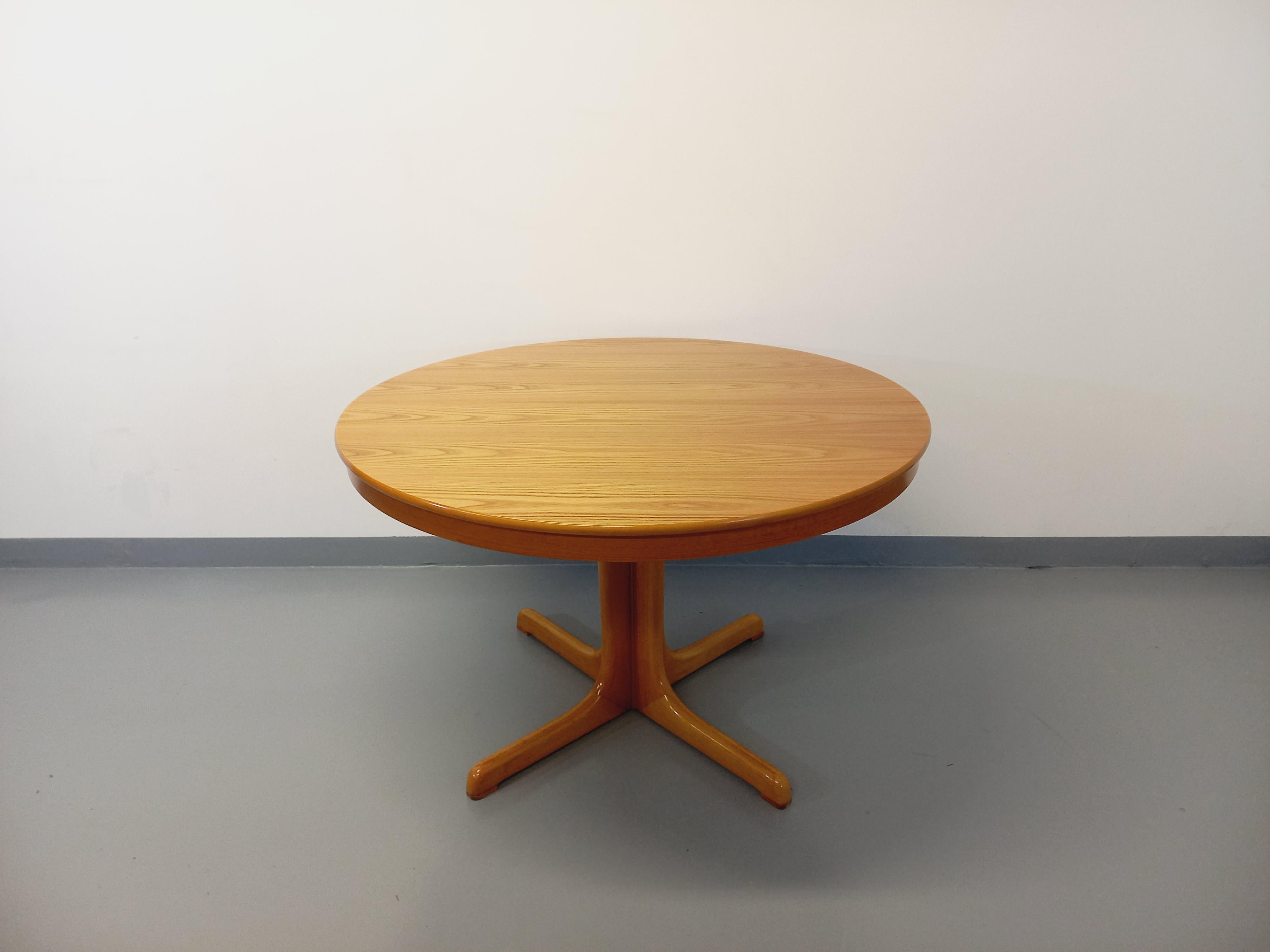Table ronde style scandinave vintage des années 60 70 en orme blond, avec une rallonge centrale papillon intégrée dans un coffre, pied central à 4 branches, très bon état.
Ref 221 210
Hauteur : 73 cm
Largeur : 116 cm
Profondeur : 116 cm
Longueur