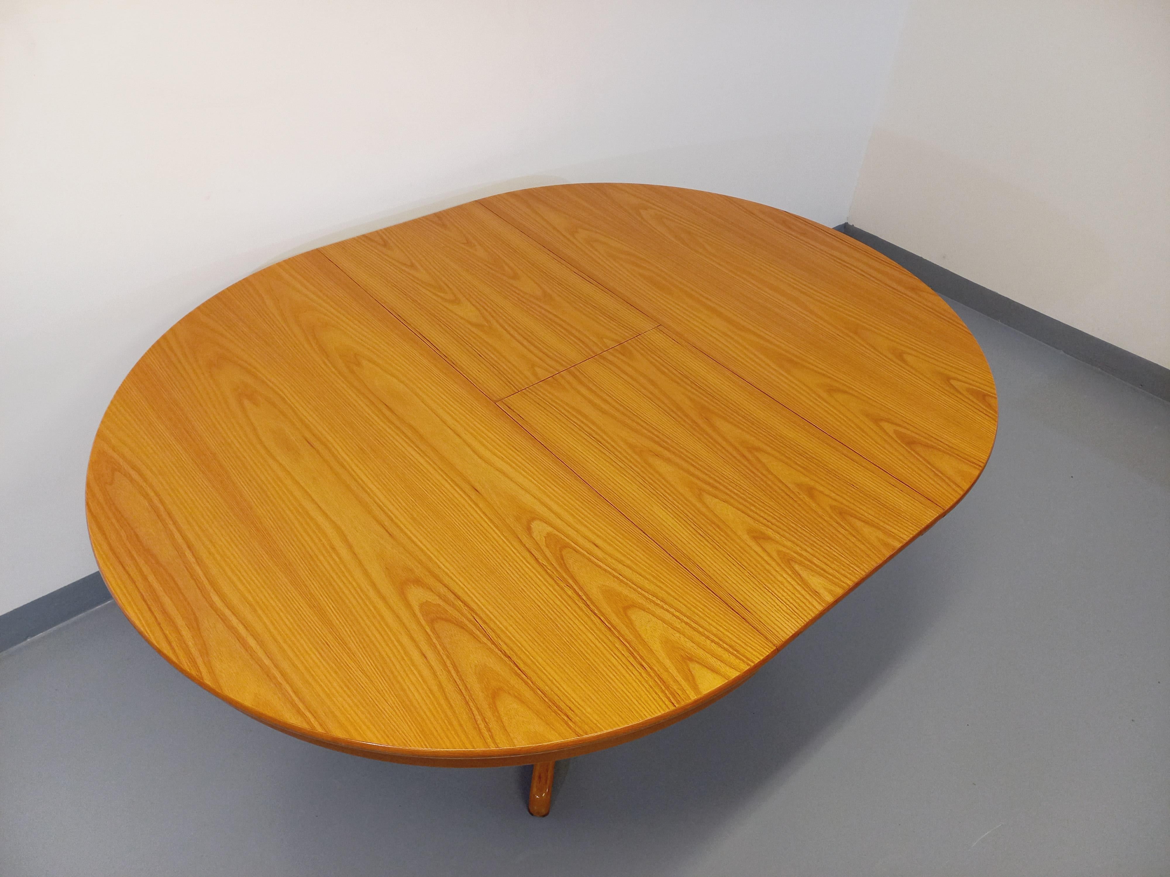 Français Table ronde vintage années 60 70 en orme blond avec rallonge intégrée en vente