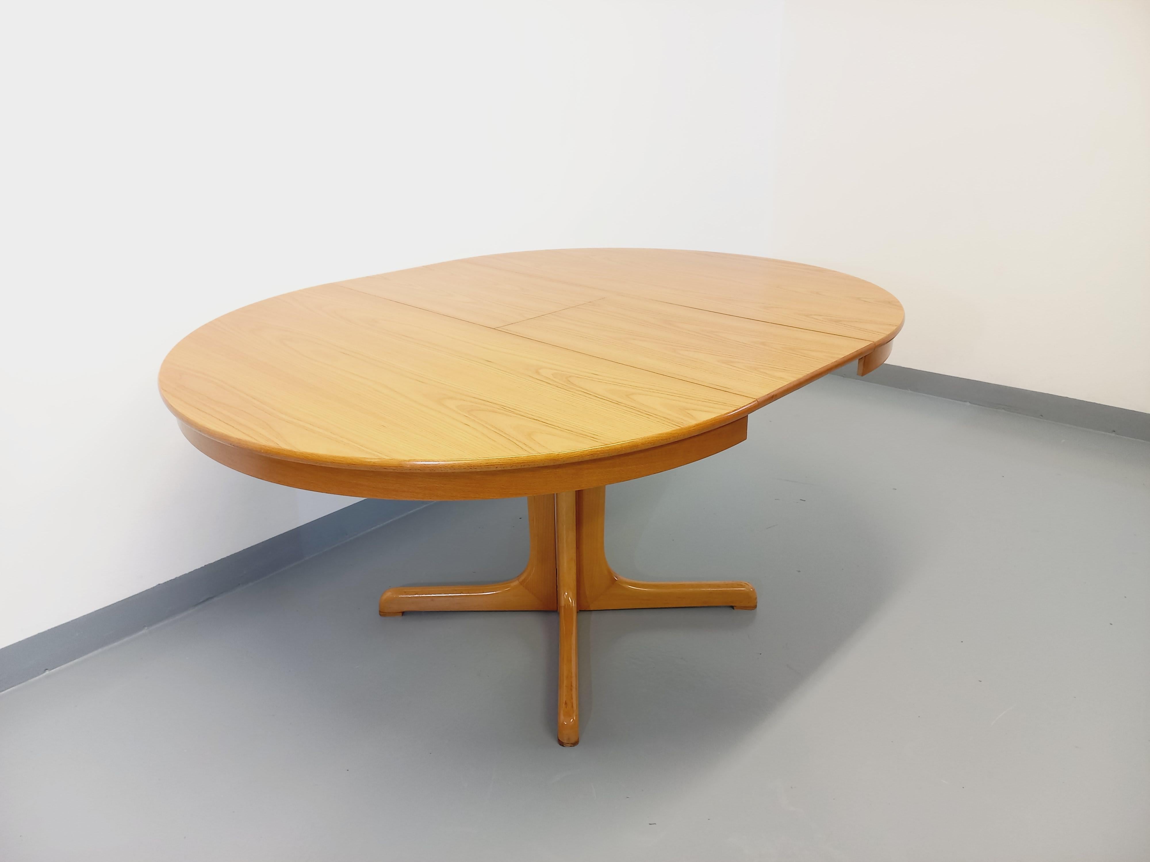 Table ronde vintage années 60 70 en orme blond avec rallonge intégrée Bon état - En vente à BESANÇON, FR