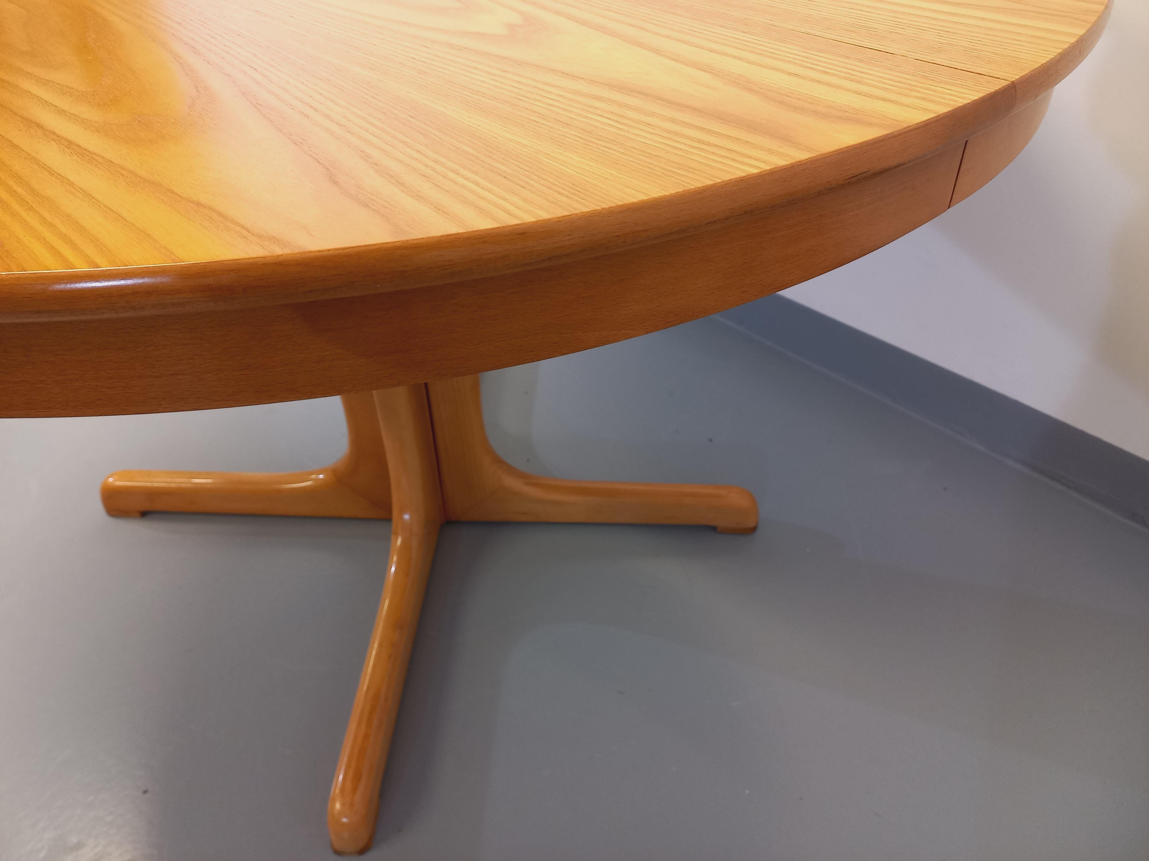Orme Table ronde vintage années 60 70 en orme blond avec rallonge intégrée en vente