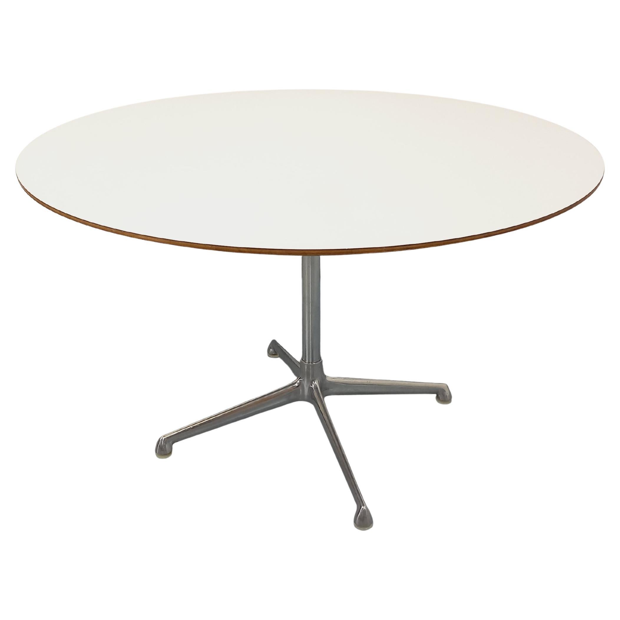 Table ronde vintage Eames pour Vitra en mélaminé blanc, bois et métal années 60 For Sale