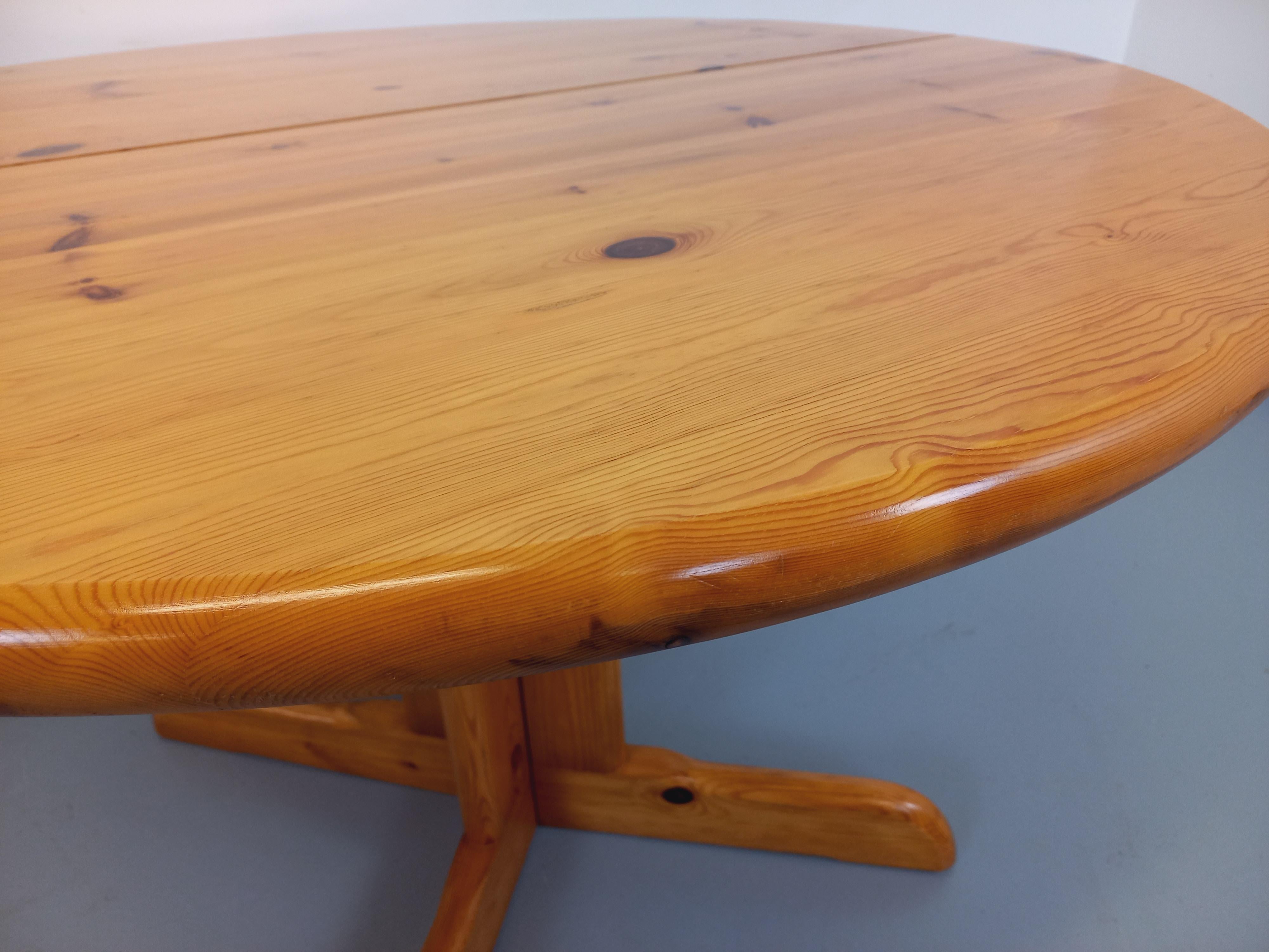 Table ronde vintage en pin des années 60 70 avec rallonges Bon état - En vente à BESANÇON, FR