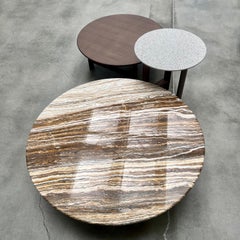 Table, table d'appoint ronde Design, plateau en marbre, structure en frêne de tabac, Italie