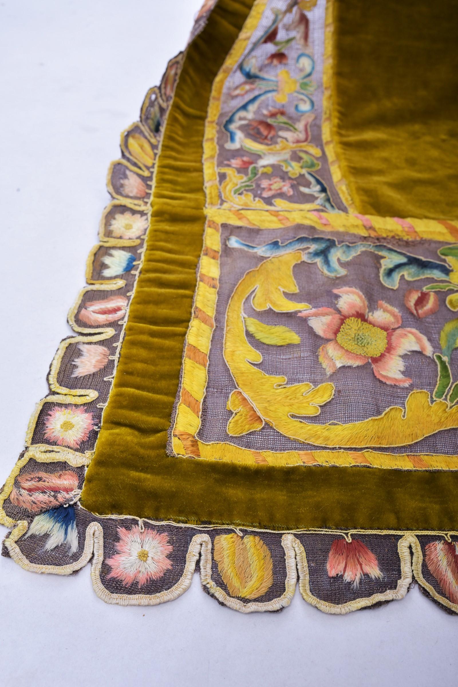 Tapis de table ou couvre-lit en velours et broderies sur filet de lin - Italie 17ème siècle en vente 6