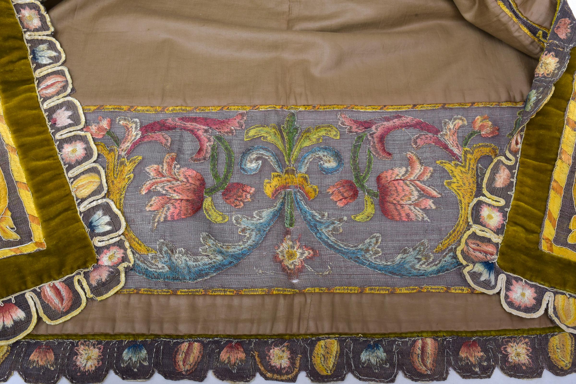 Tapis de table ou couvre-lit en velours et broderies sur filet de lin - Italie 17ème siècle en vente 8