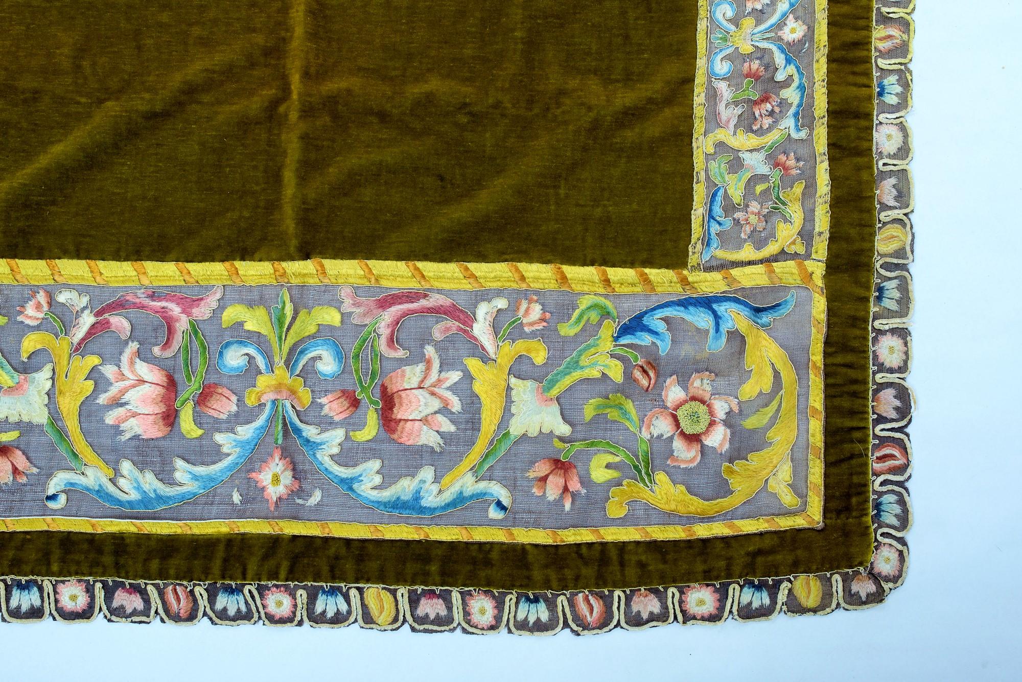 Tapis de table ou couvre-lit en velours et broderies sur filet de lin - Italie 17ème siècle en vente 9