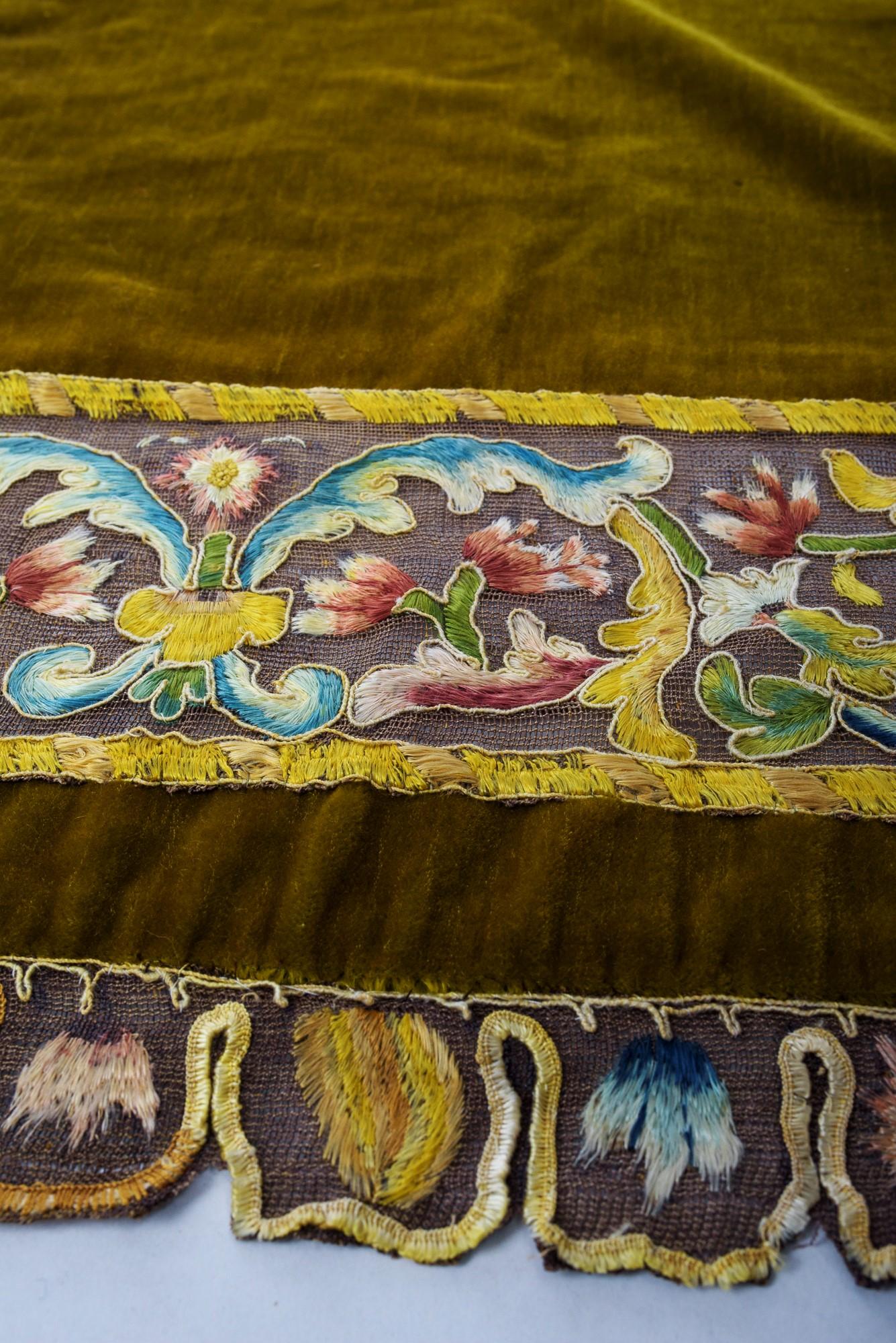 Tapis de table ou couvre-lit en velours et broderies sur filet de lin - Italie 17ème siècle en vente 10