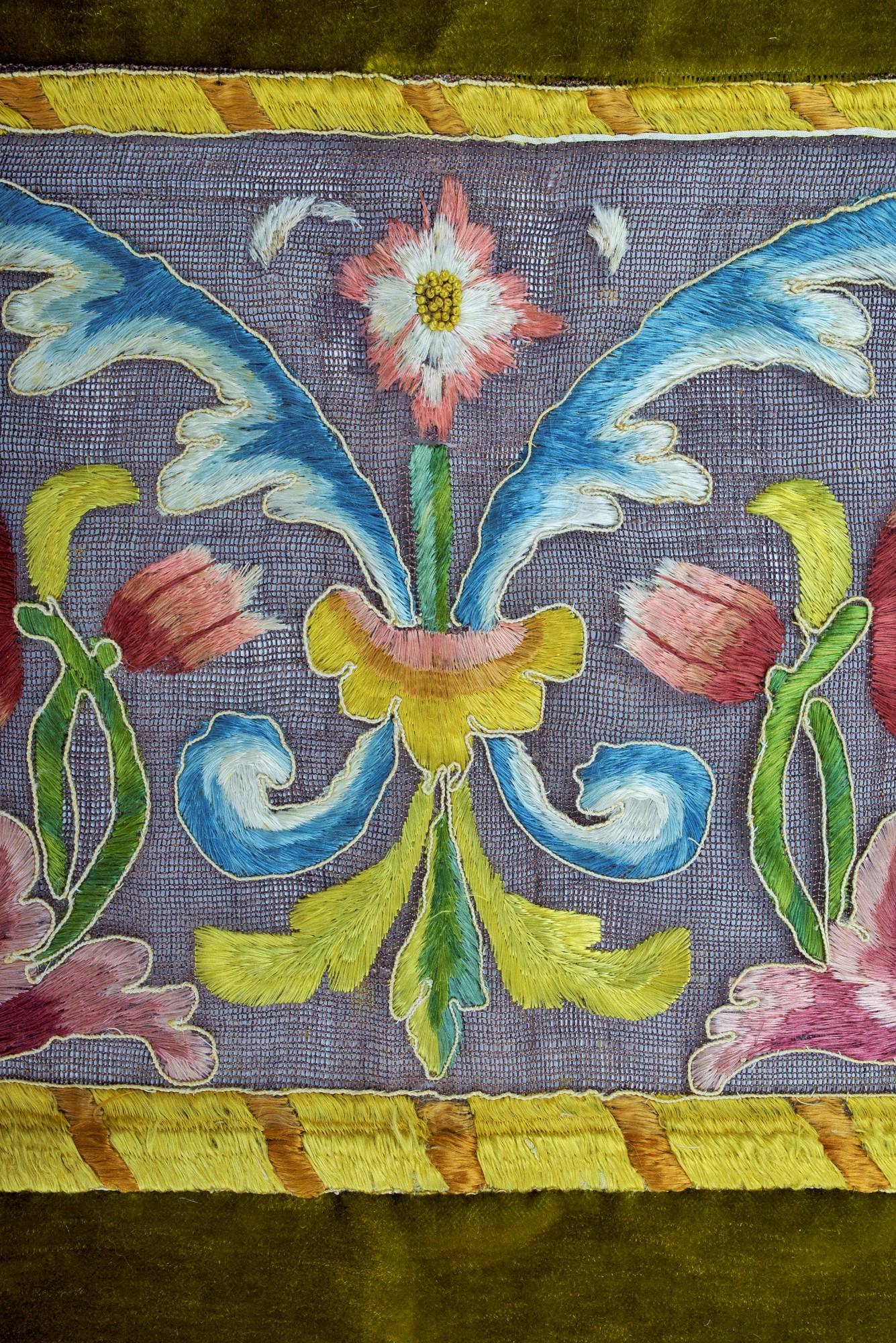 Tapis de table ou couvre-lit en velours et broderies sur filet de lin - Italie 17ème siècle en vente 11
