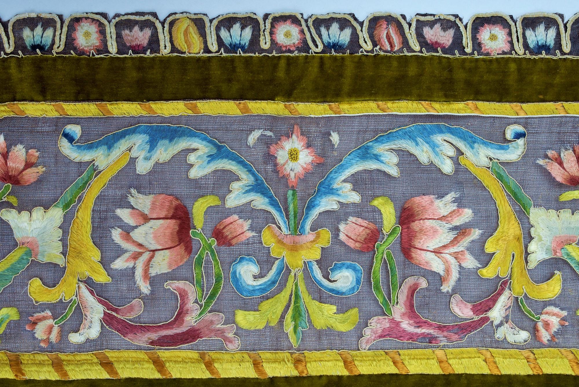 Tapis de table ou couvre-lit en velours et broderies sur filet de lin - Italie 17ème siècle en vente 12