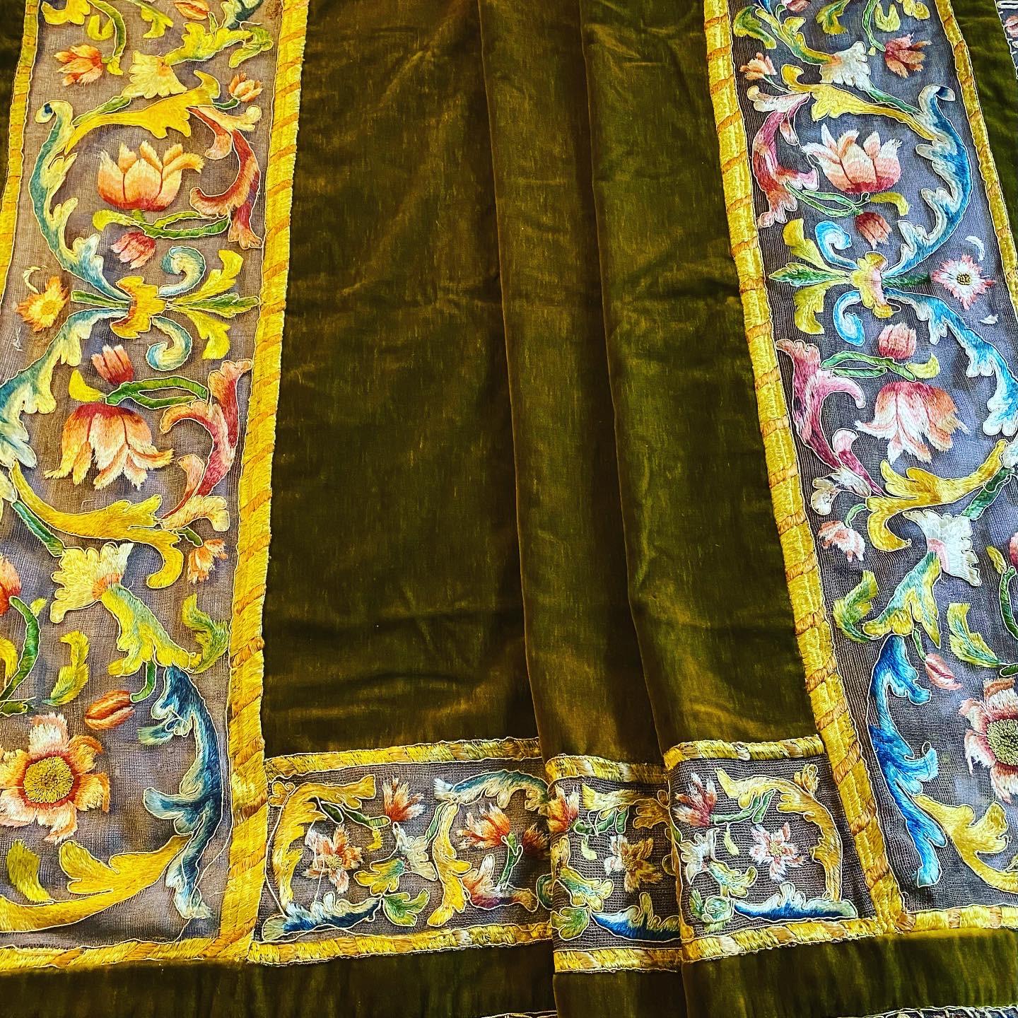 Marron Tapis de table ou couvre-lit en velours et broderies sur filet de lin - Italie 17ème siècle en vente