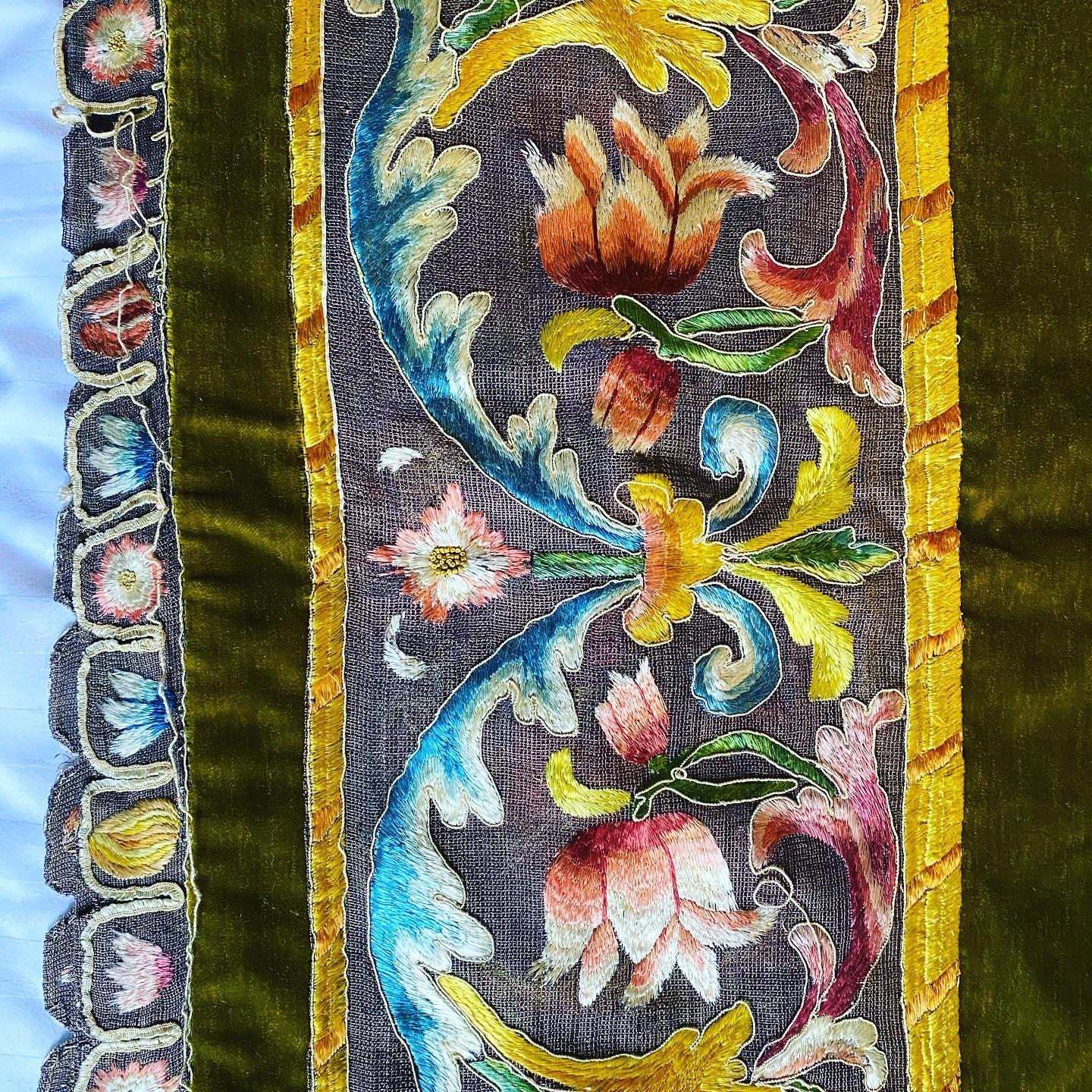 Tapis de table ou couvre-lit en velours et broderies sur filet de lin - Italie 17ème siècle en vente 15