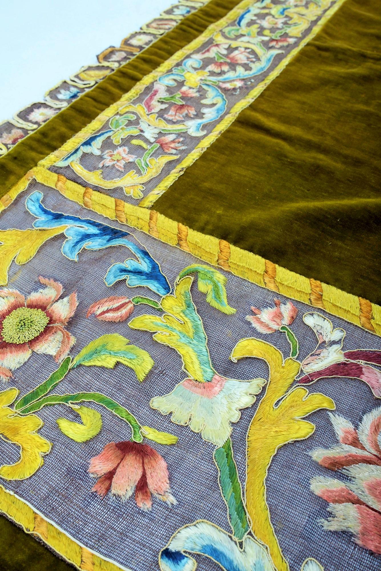 Tapis de table ou couvre-lit en velours et broderies sur filet de lin - Italie 17ème siècle Bon état - En vente à Toulon, FR