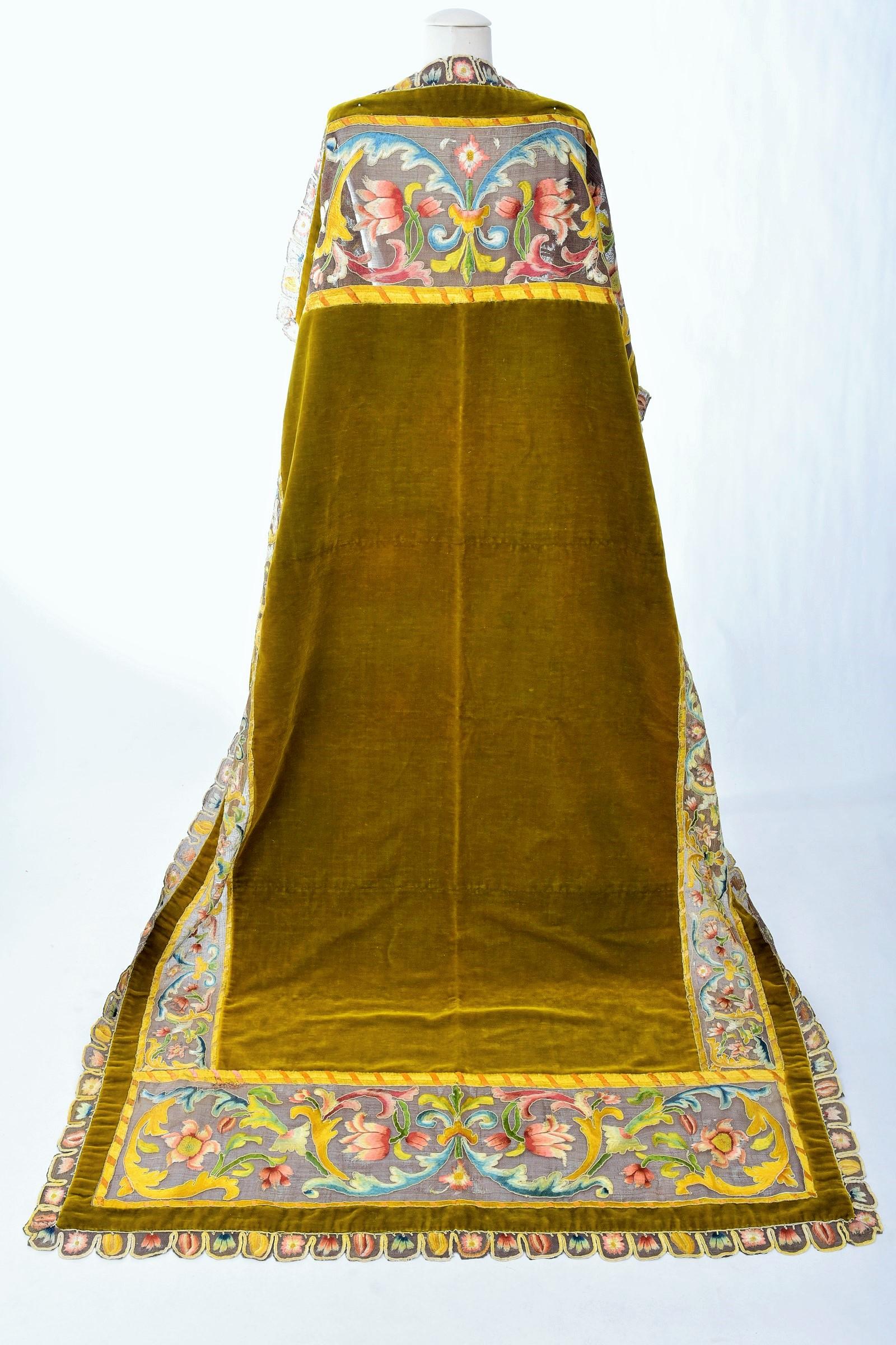 Tapis de table ou couvre-lit en velours et broderies sur filet de lin - Italie 17ème siècle Unisexe en vente