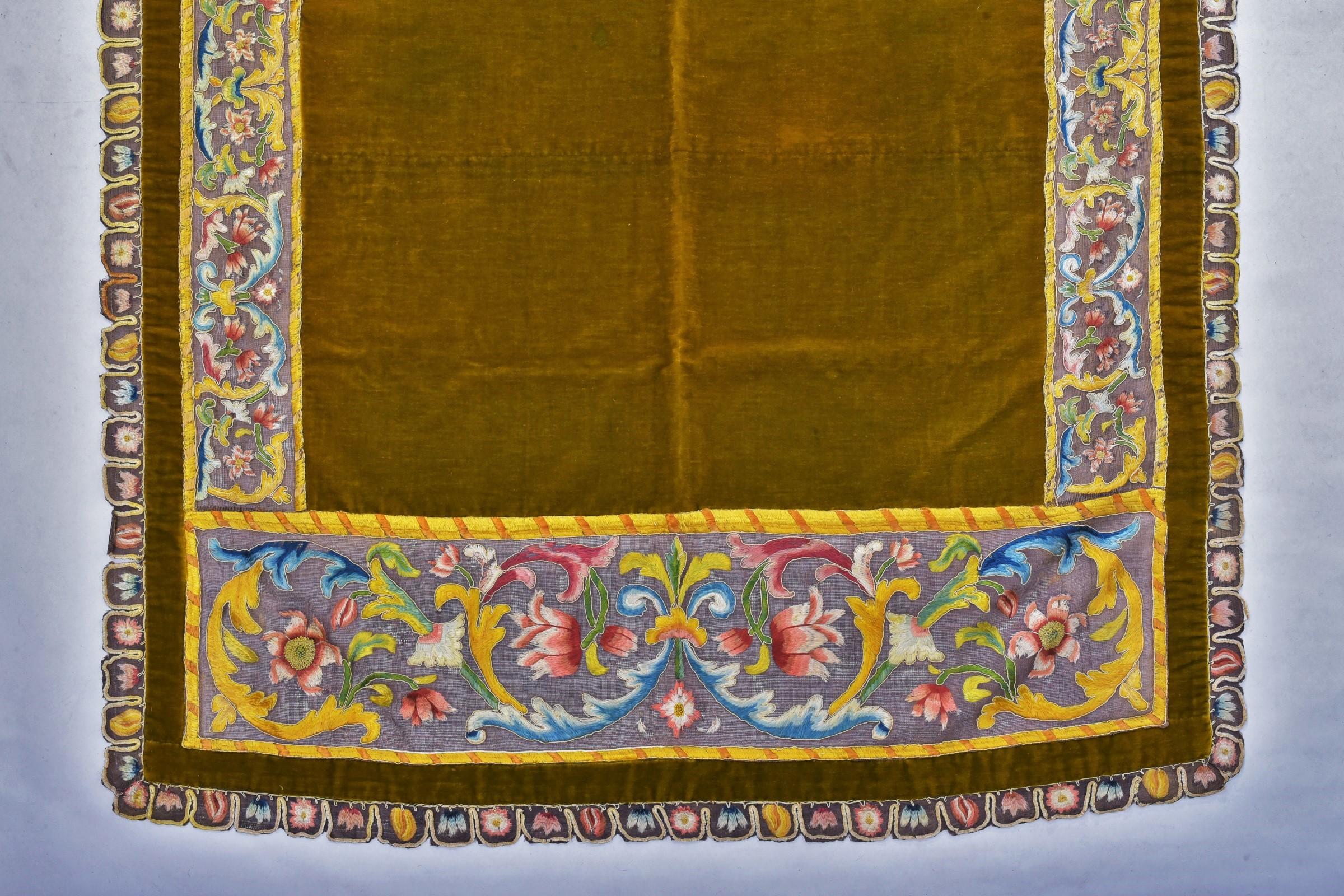 Tapis de table ou couvre-lit en velours et broderies sur filet de lin - Italie 17ème siècle en vente 1