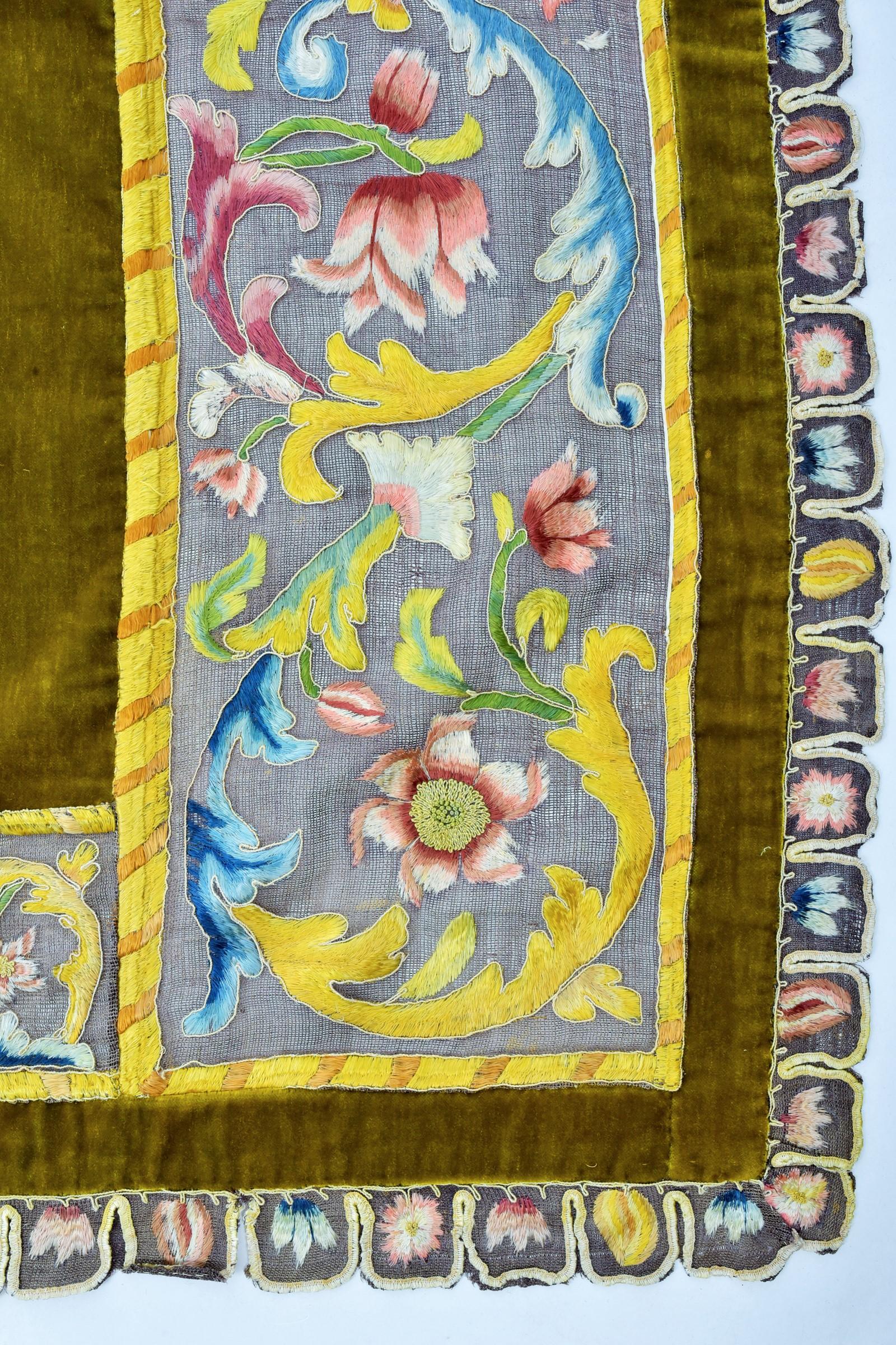 Tapis de table ou couvre-lit en velours et broderies sur filet de lin - Italie 17ème siècle en vente 2